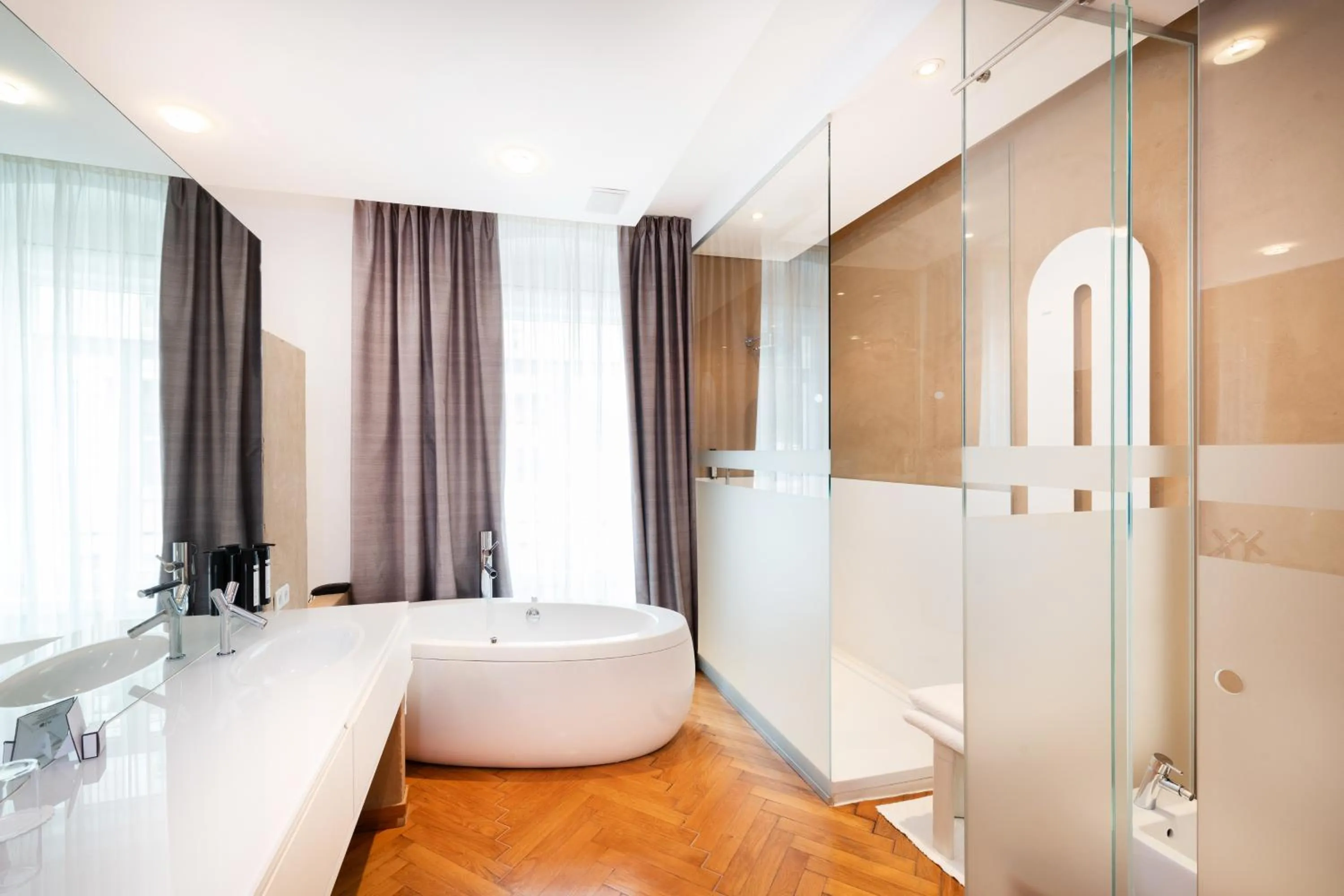 Bathroom, Bed in Hotel Aurora