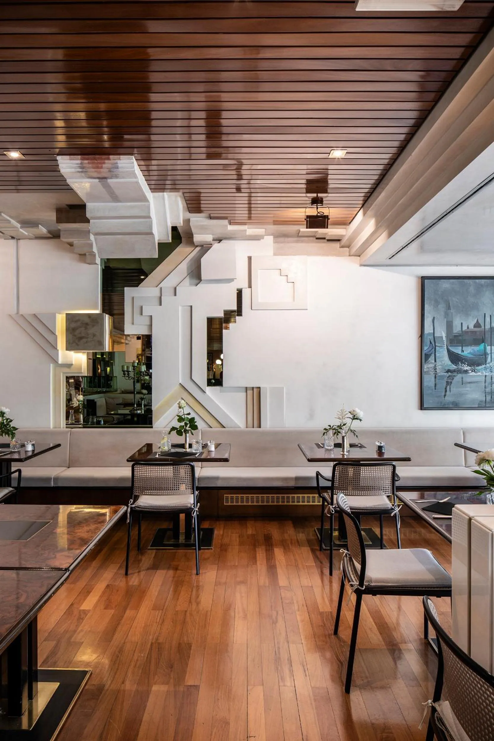 Restaurant/places to eat in Hotel Aurora