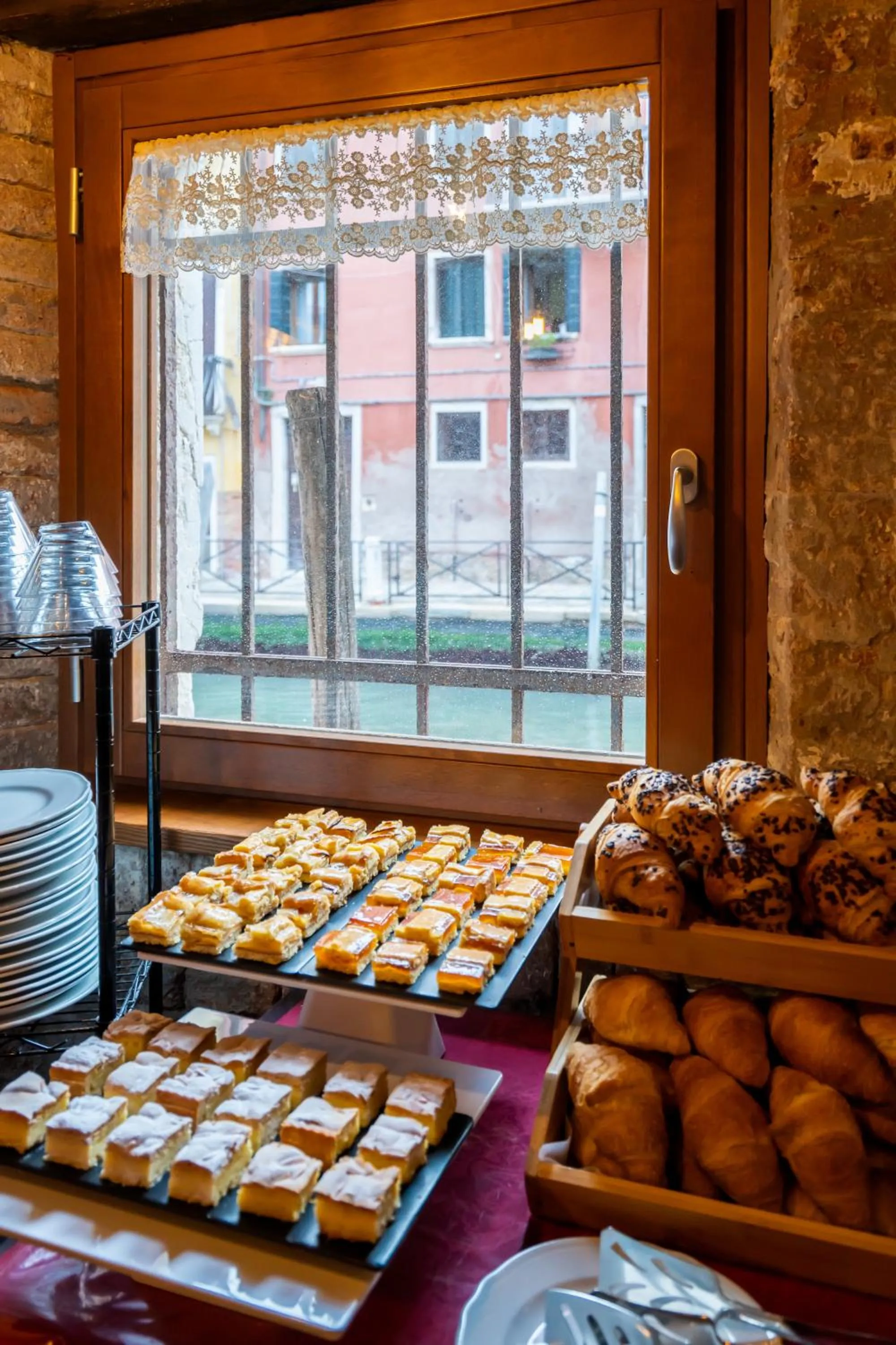 Buffet breakfast in Hotel Tintoretto