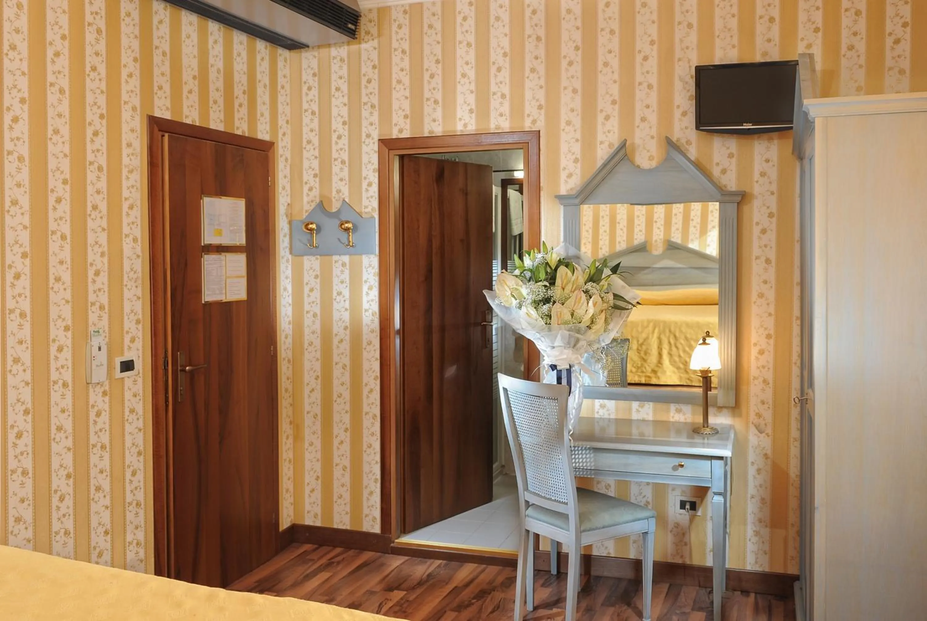 Photo of the whole room in Hotel Tintoretto