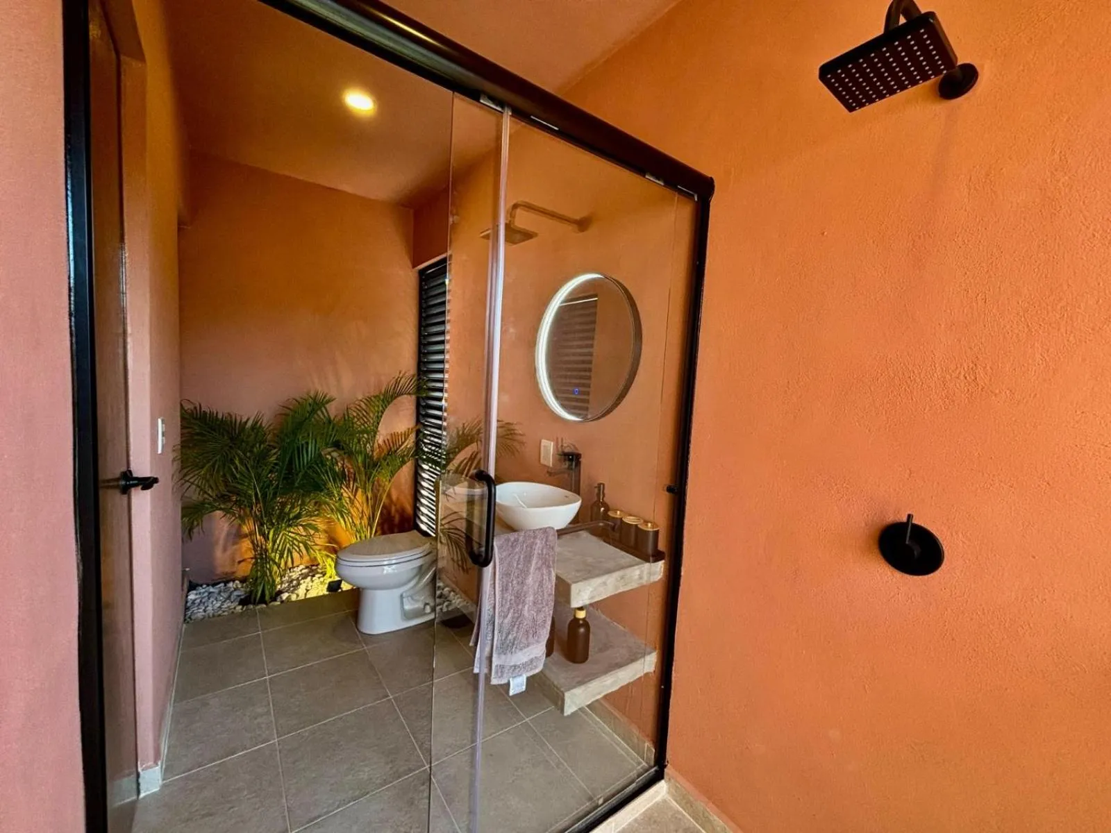 Shower in Amara Tepoztlán