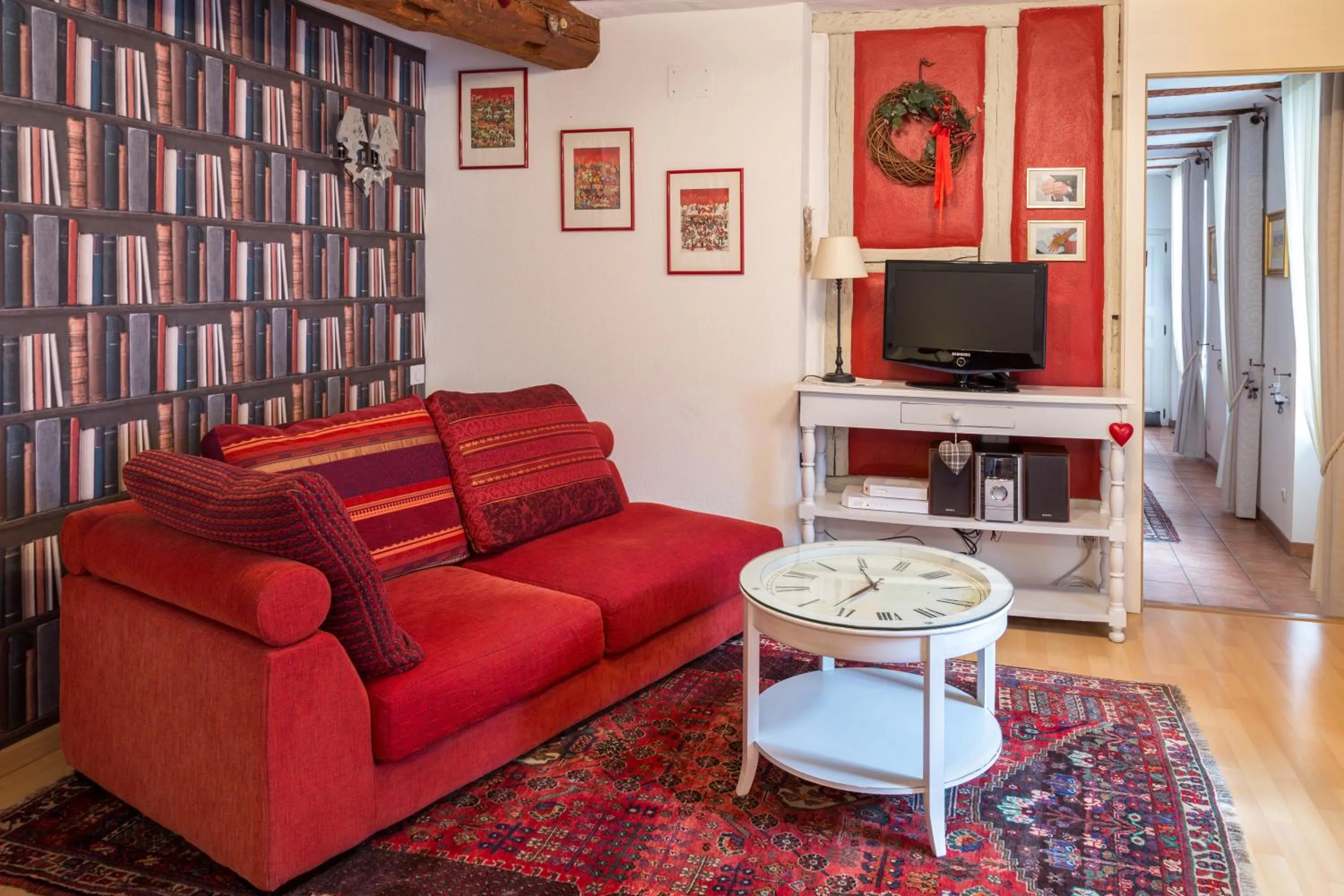 Communal lounge/ TV room in La Maison des Tanneurs