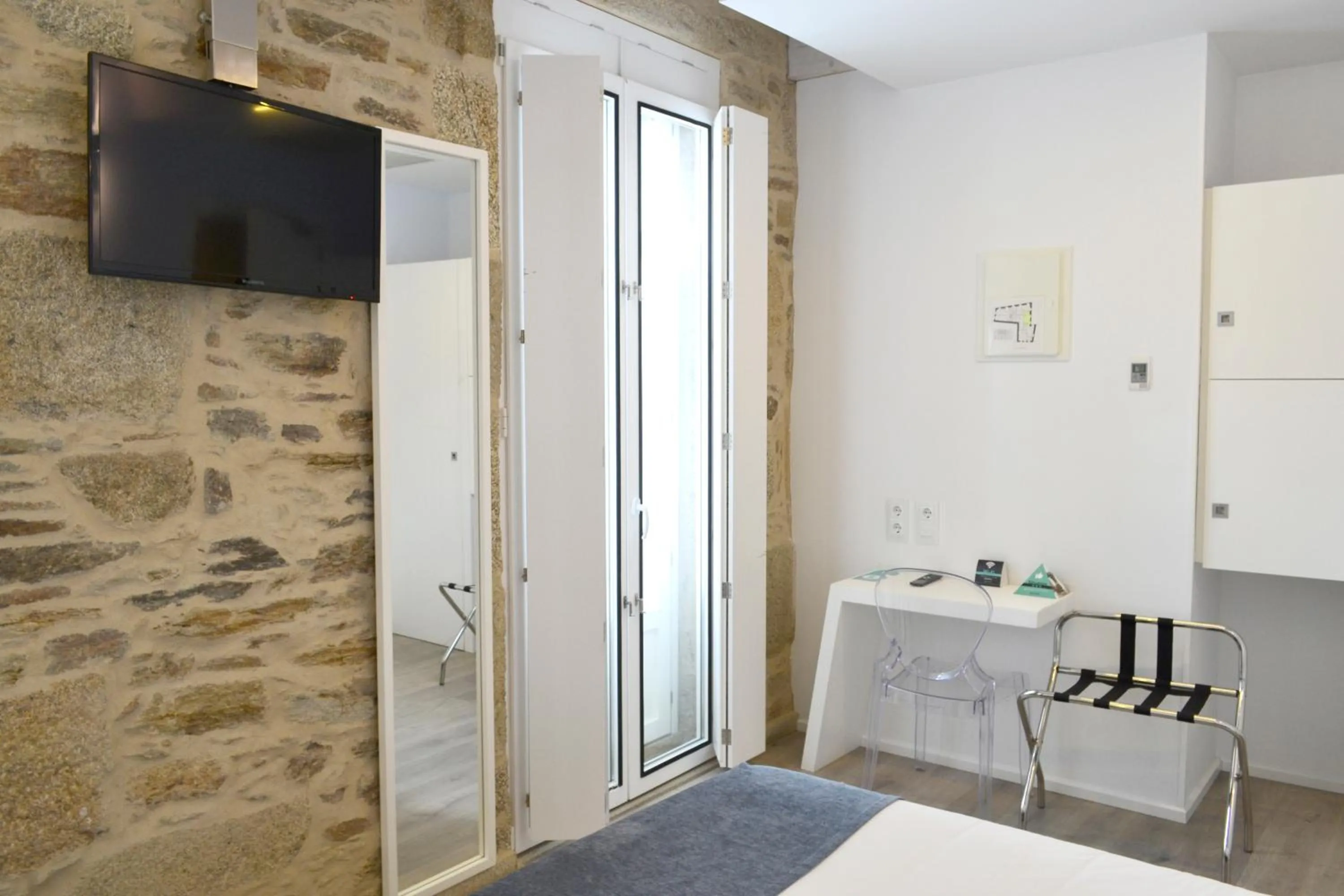 Seating area, Bed in Hotel Alda San Bieito