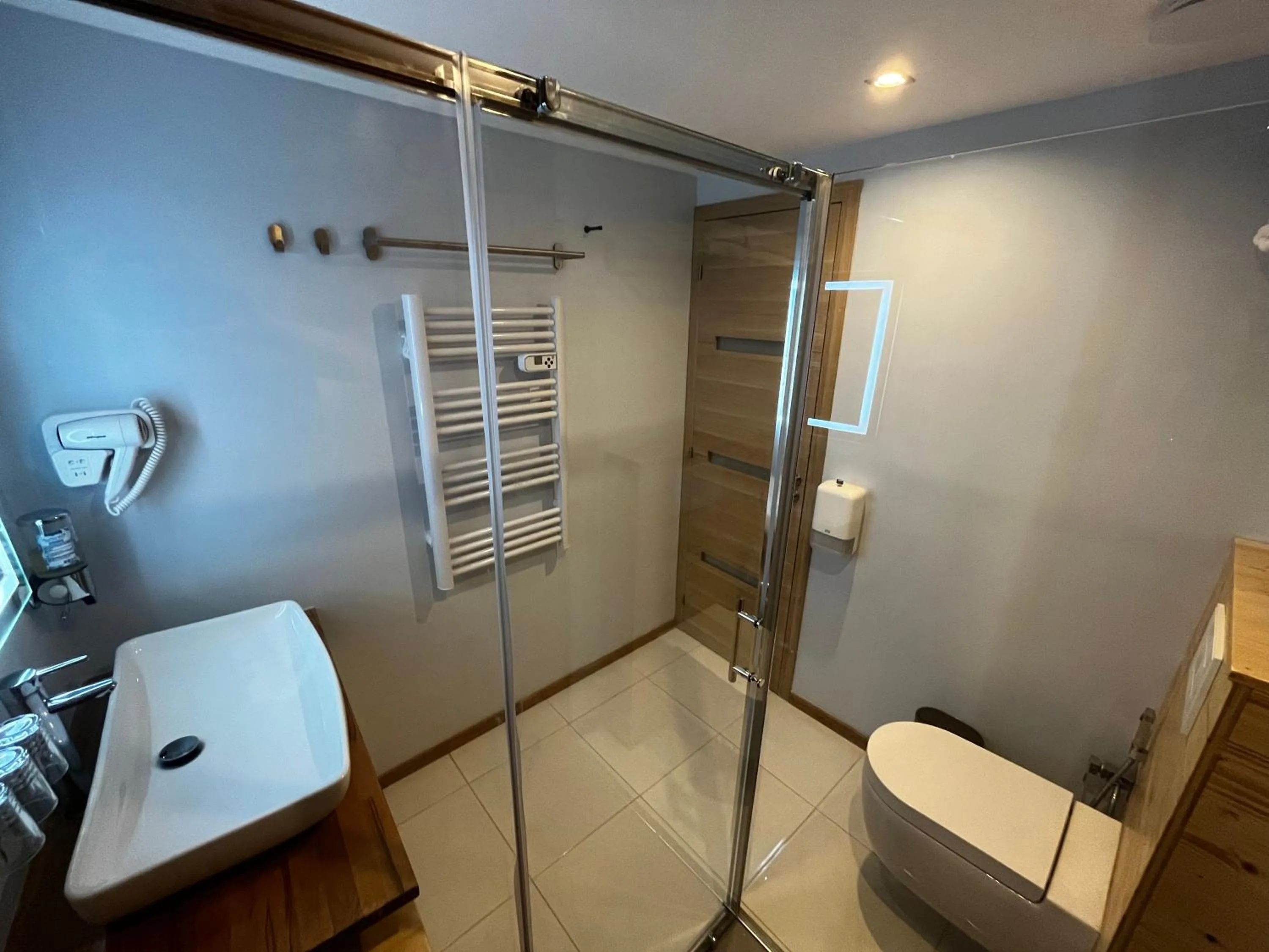 Shower in 9WAGRAM Hotel Boutique