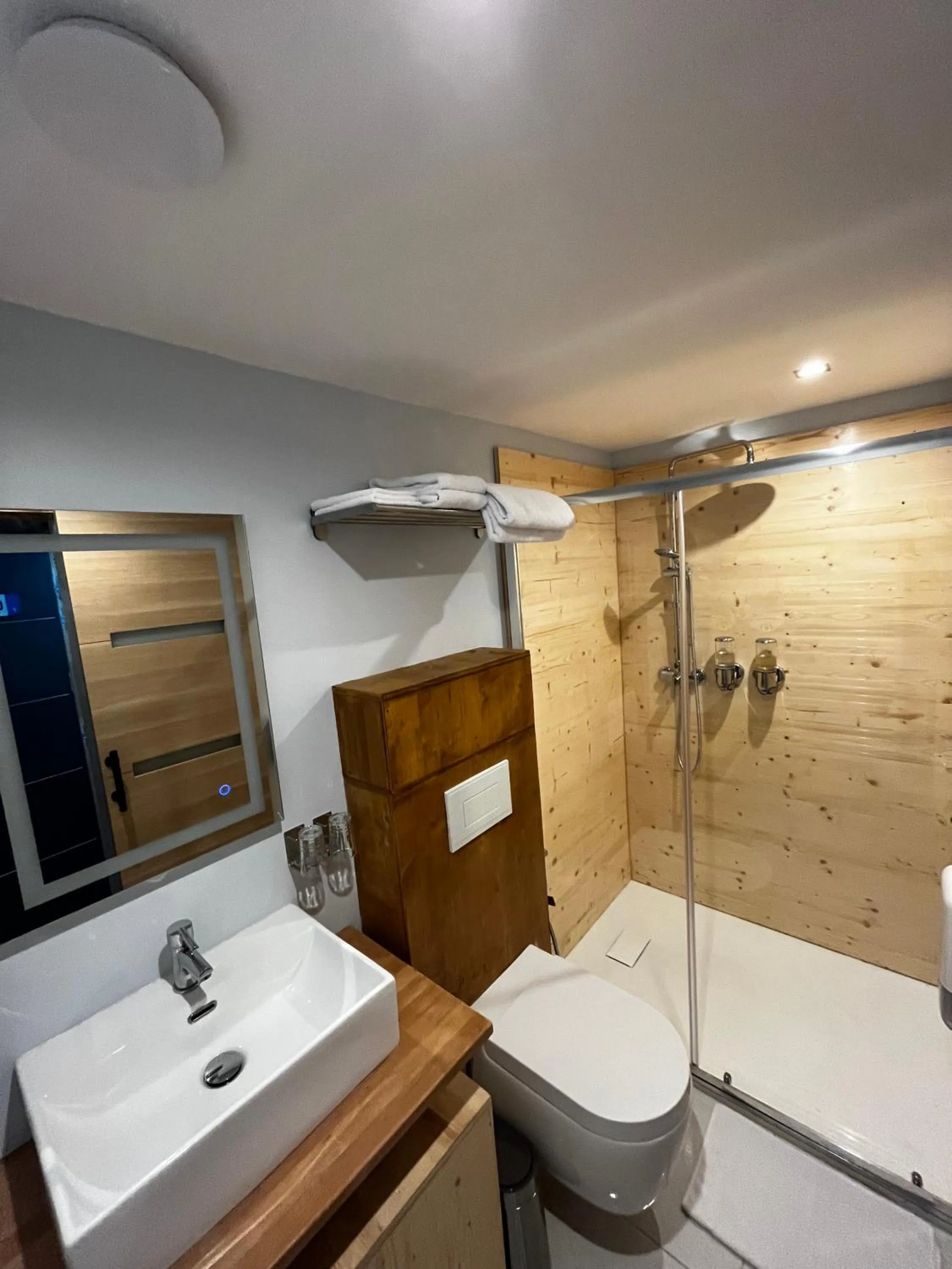 Shower in 9WAGRAM Hotel Boutique