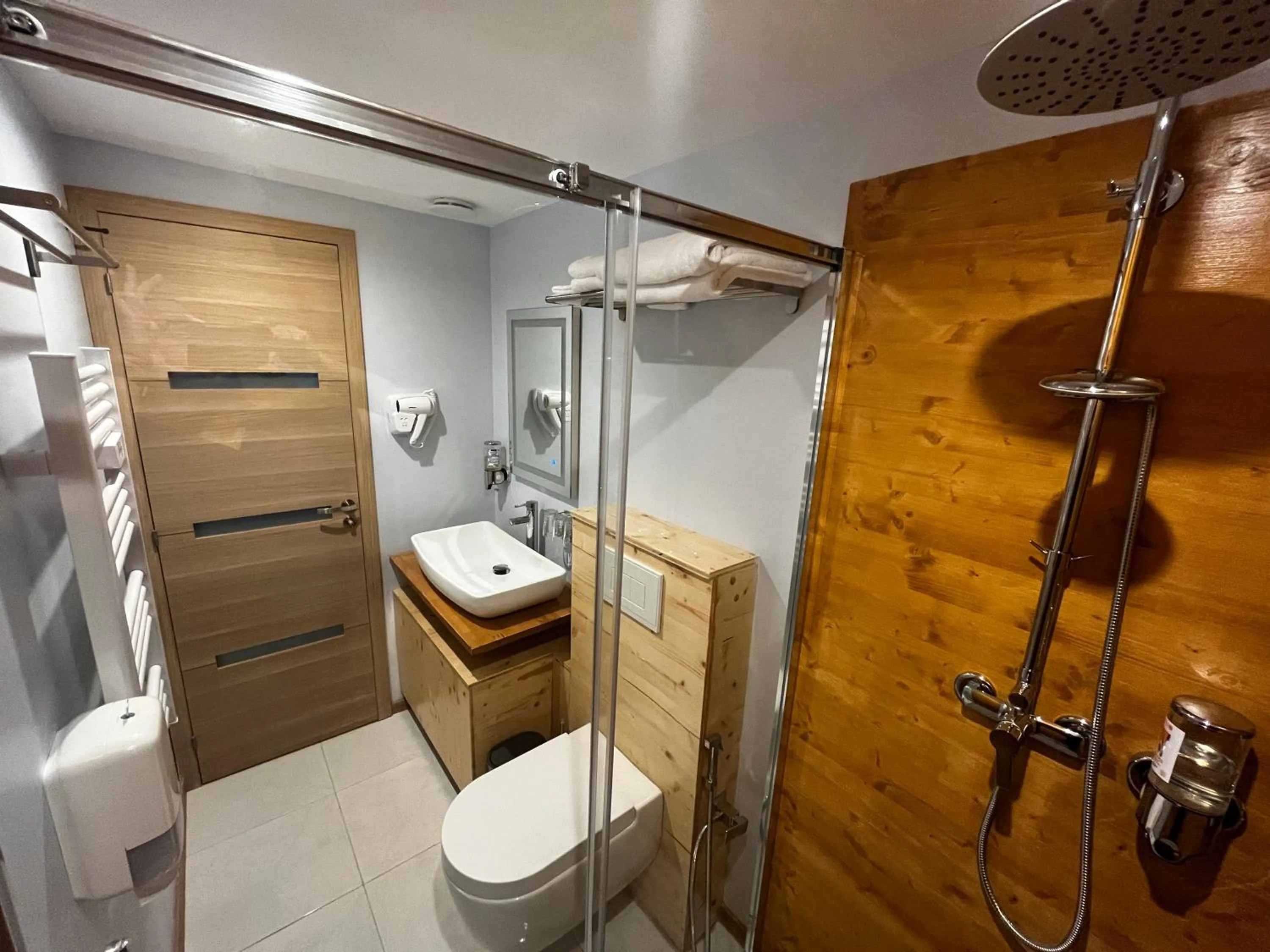 Shower in 9WAGRAM Hotel Boutique