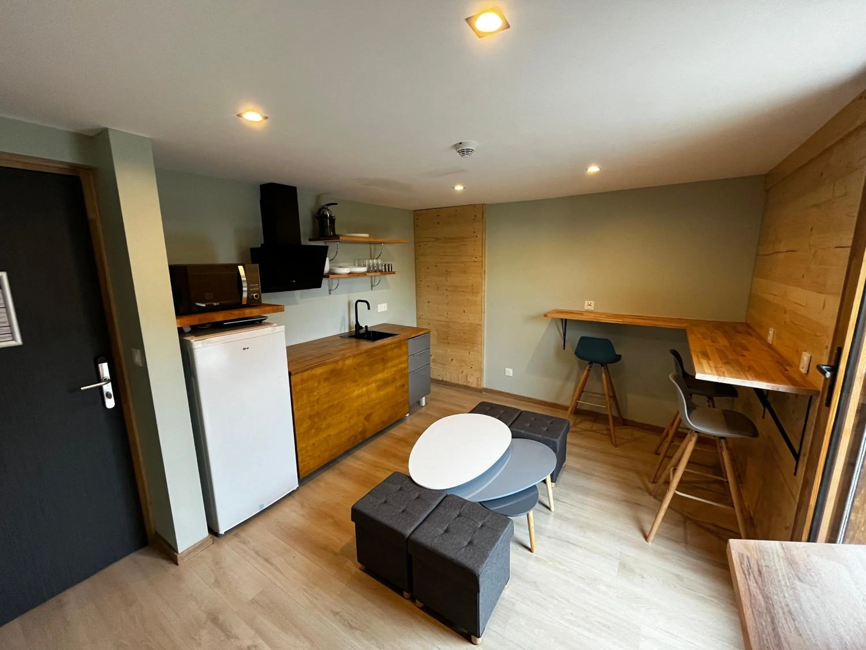 Communal lounge/ TV room in 9WAGRAM Hotel Boutique