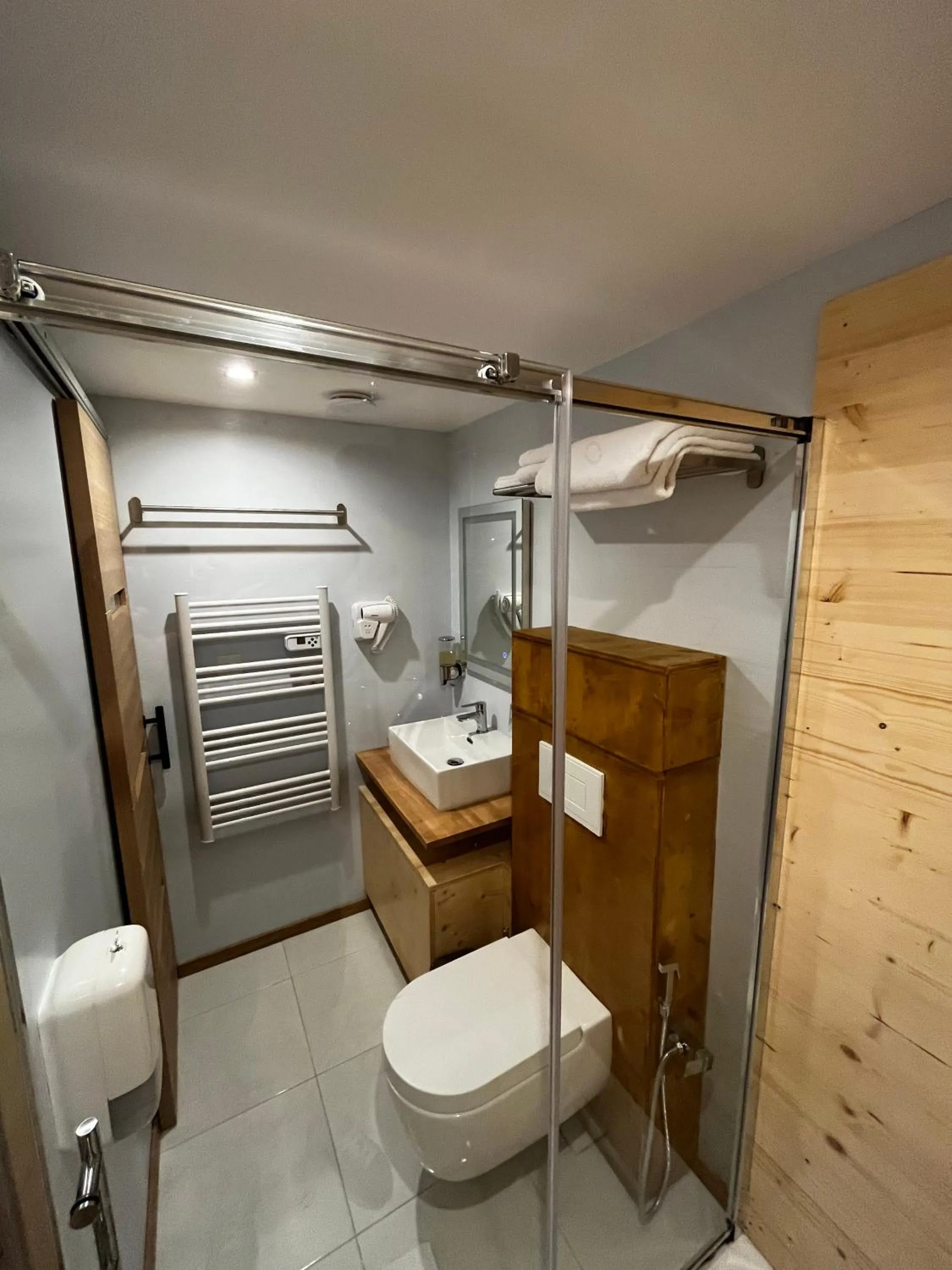 Toilet in 9WAGRAM Hotel Boutique