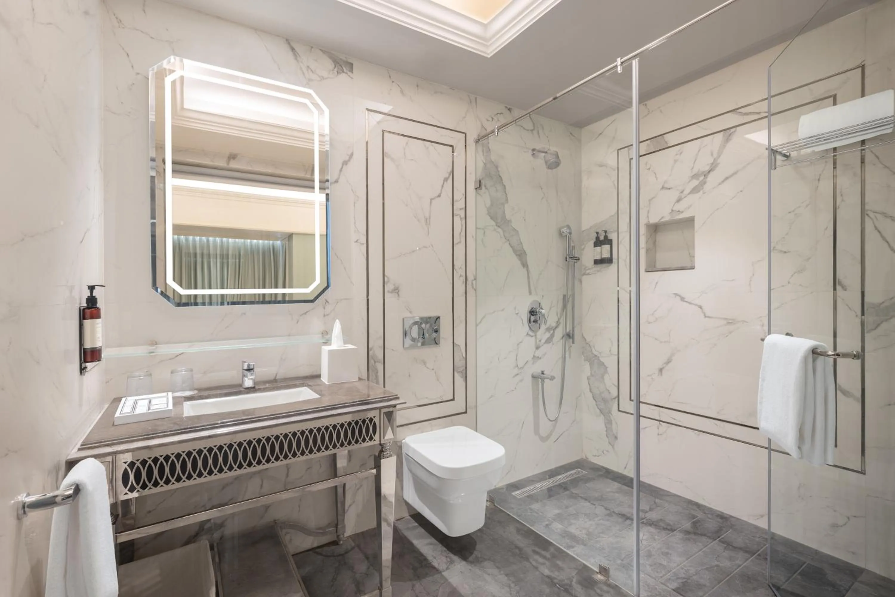 Bathroom in Hotel Hillock Ahmedabad