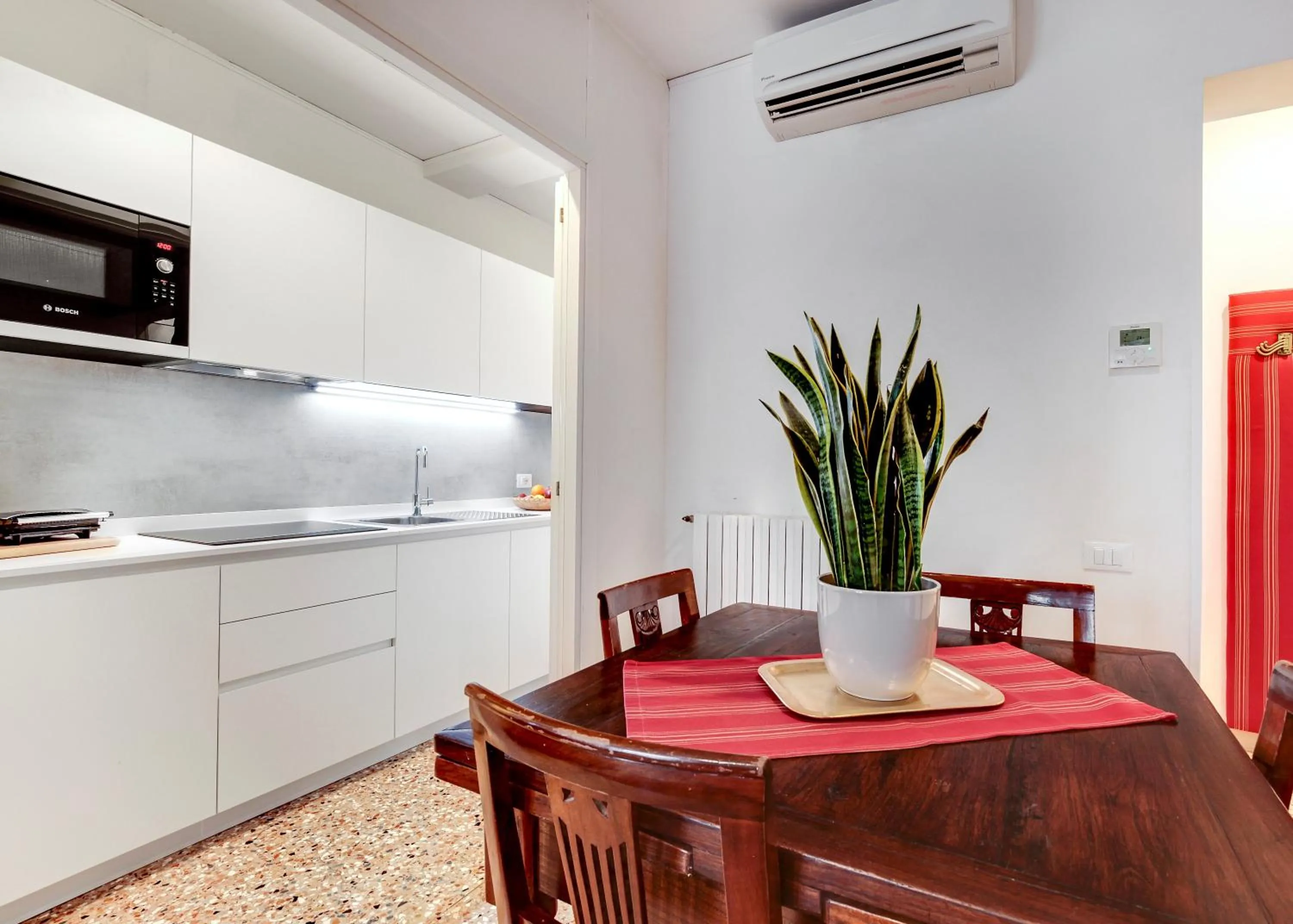 Kitchen or kitchenette in Palazzo Schiavoni Residenza d'epoca & Suite-Apartments