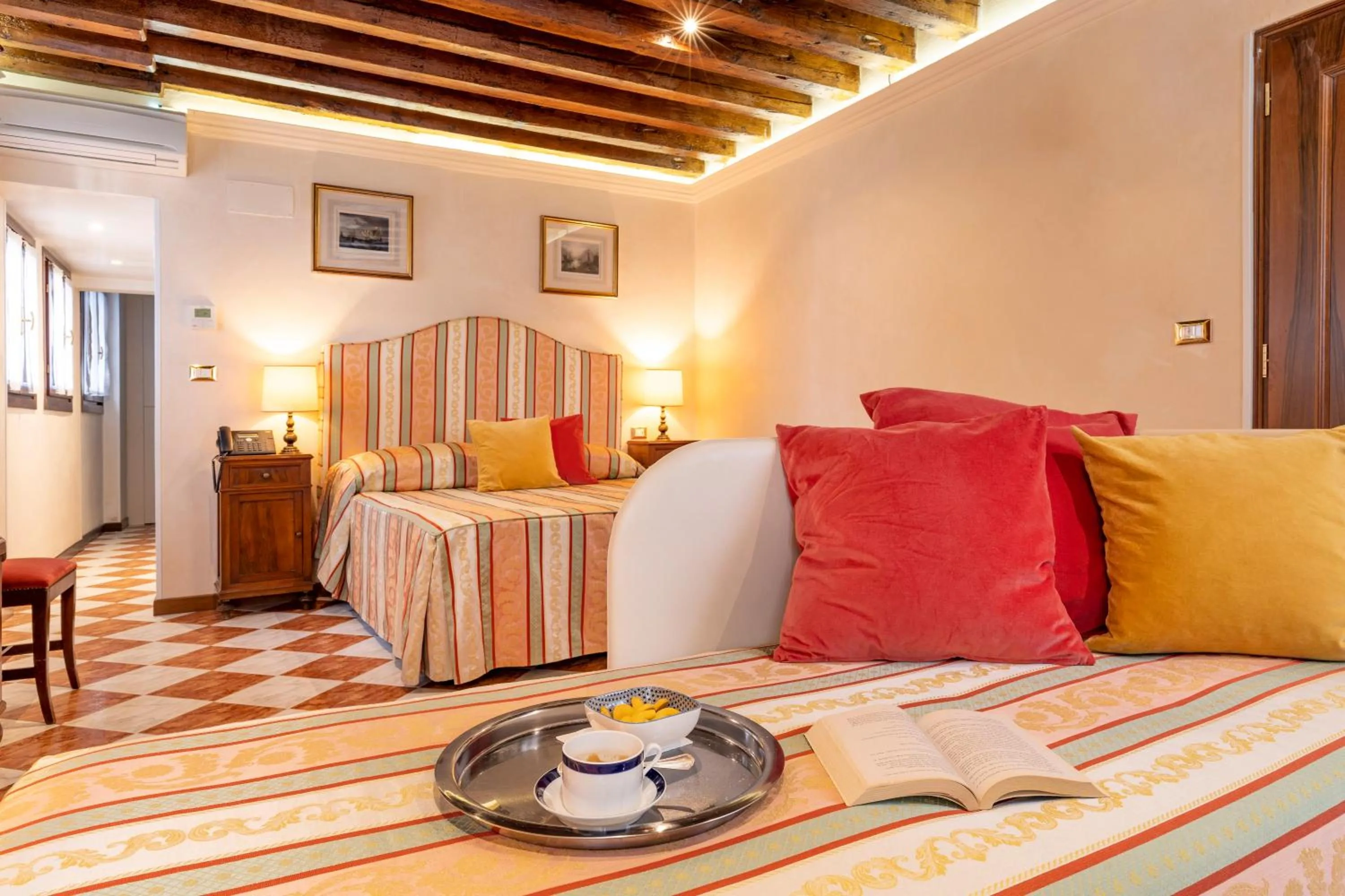 Photo of the whole room, Bed in Palazzo Schiavoni Residenza d'epoca & Suite-Apartments