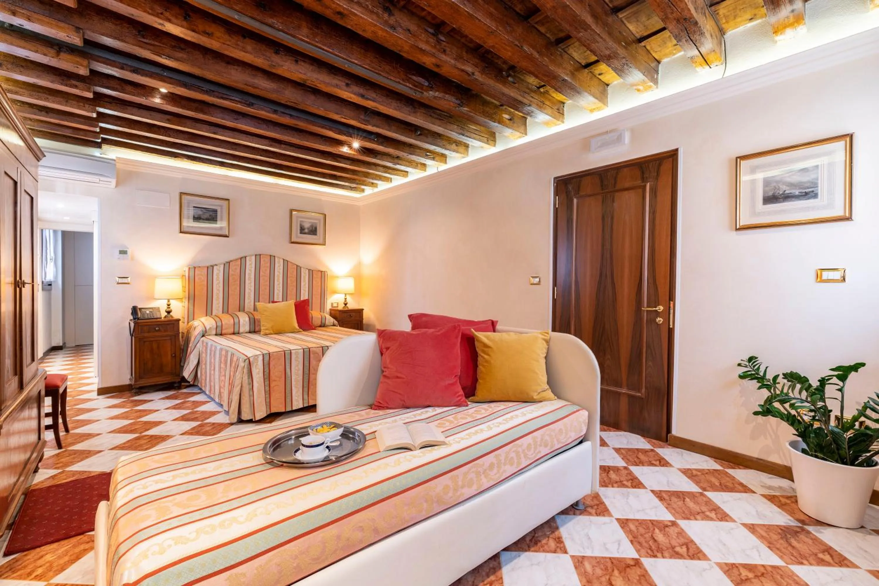 Photo of the whole room in Palazzo Schiavoni Residenza d'epoca & Suite-Apartments