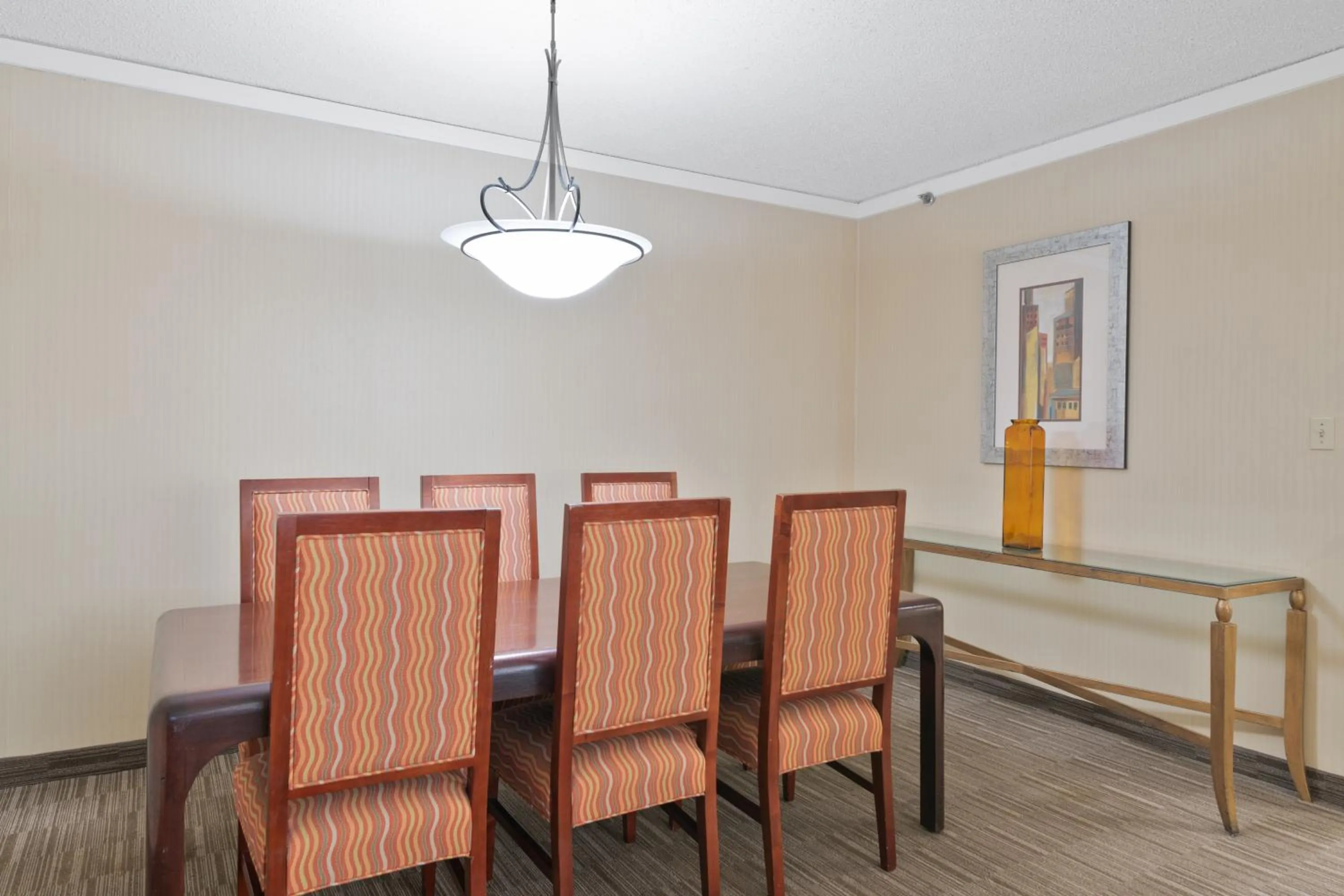 Dining area in Harmony Suites Secaucus Meadowlands