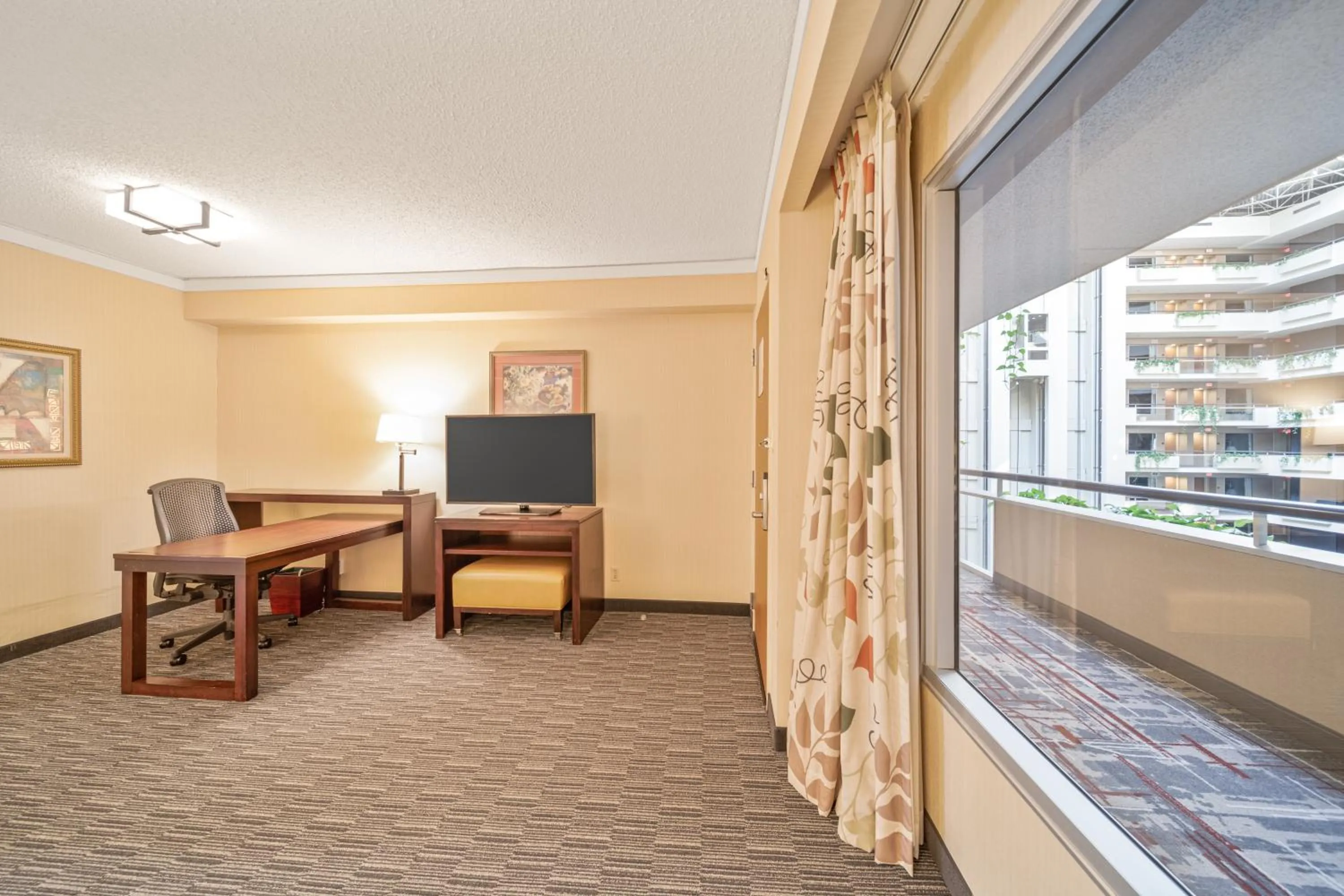 Living room in Harmony Suites Secaucus Meadowlands