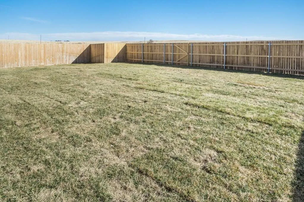 Garden in Beautifully Decorated New Home, King Bed, Washer/Dryer & Fully Stocked Kitchen