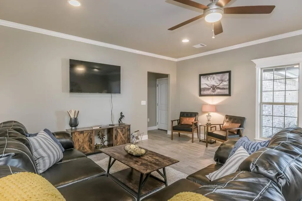 Living room in Beautifully Decorated New Home, King Bed, Washer/Dryer & Fully Stocked Kitchen
