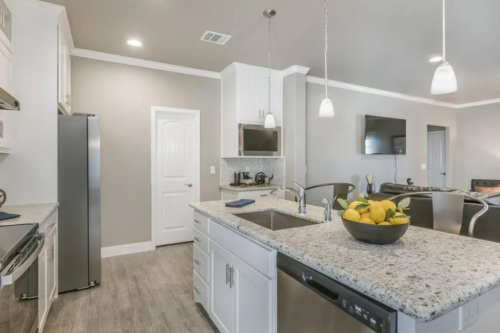 Kitchen or kitchenette in Beautifully Decorated New Home, King Bed, Washer/Dryer & Fully Stocked Kitchen