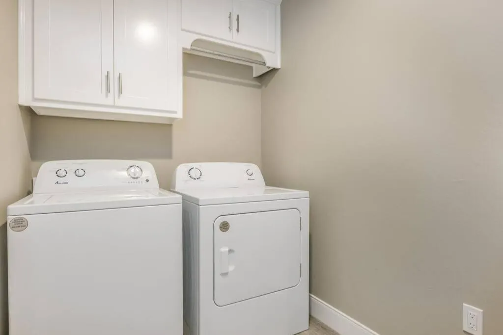 washing machine in Beautifully Decorated New Home, King Bed, Washer/Dryer & Fully Stocked Kitchen