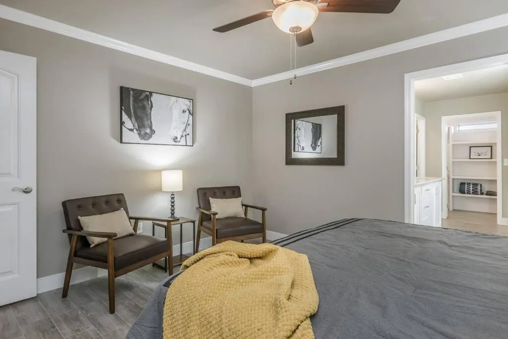 Bed in Beautifully Decorated New Home, King Bed, Washer/Dryer & Fully Stocked Kitchen