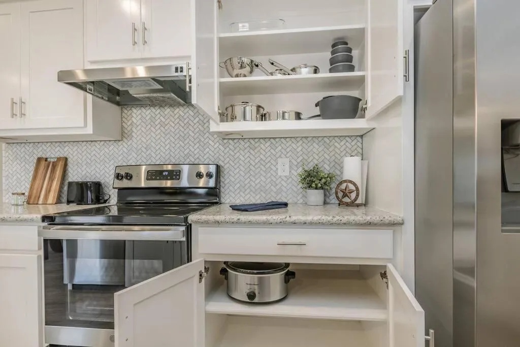 Kitchen or kitchenette in Beautifully Decorated New Home, King Bed, Washer/Dryer & Fully Stocked Kitchen