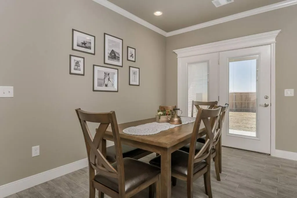 Dining area in Beautifully Decorated New Home, King Bed, Washer/Dryer & Fully Stocked Kitchen