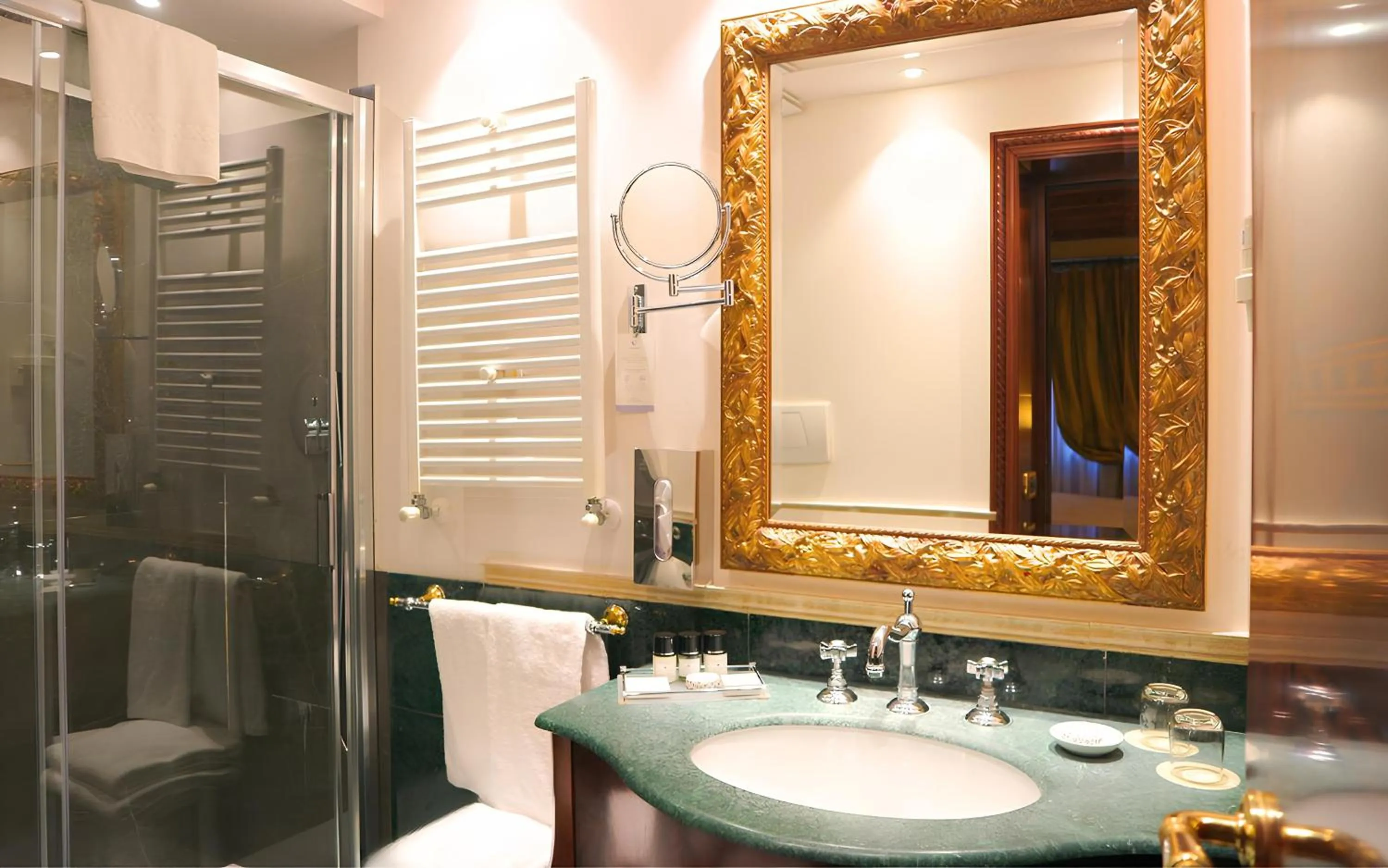 Shower in Hotel Colombina