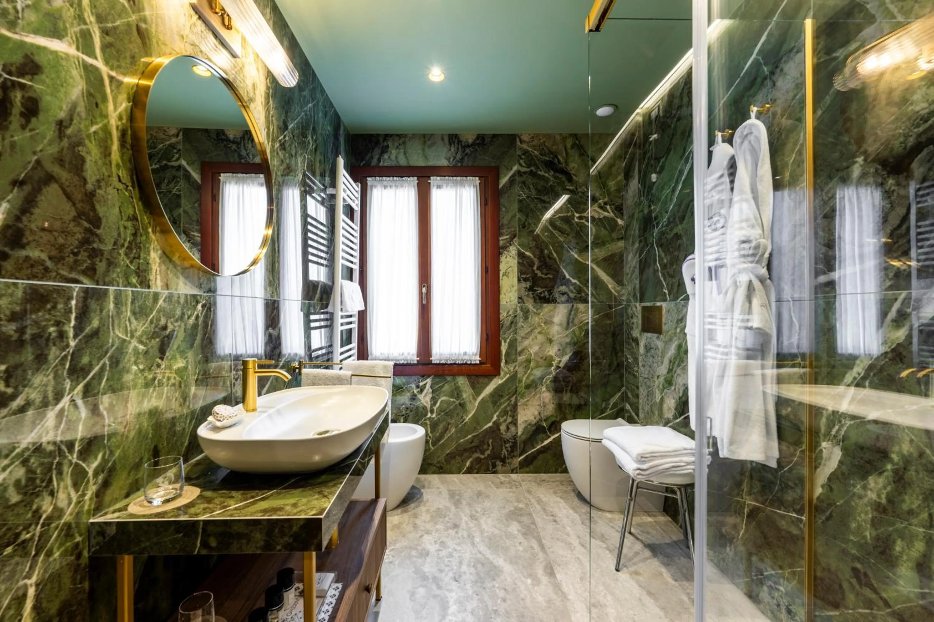 Shower in Hotel Colombina