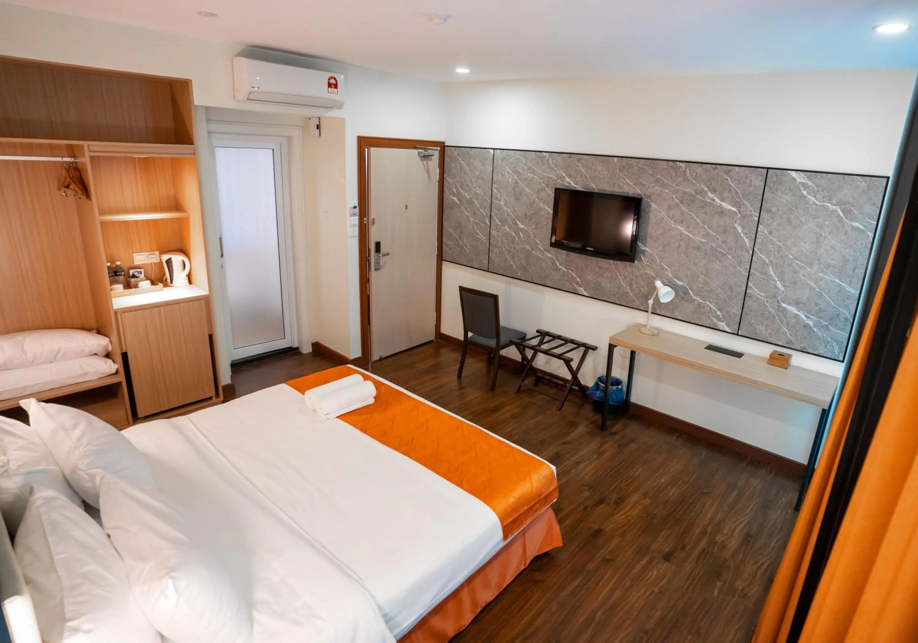 Photo of the whole room, Bed in Hotel 17