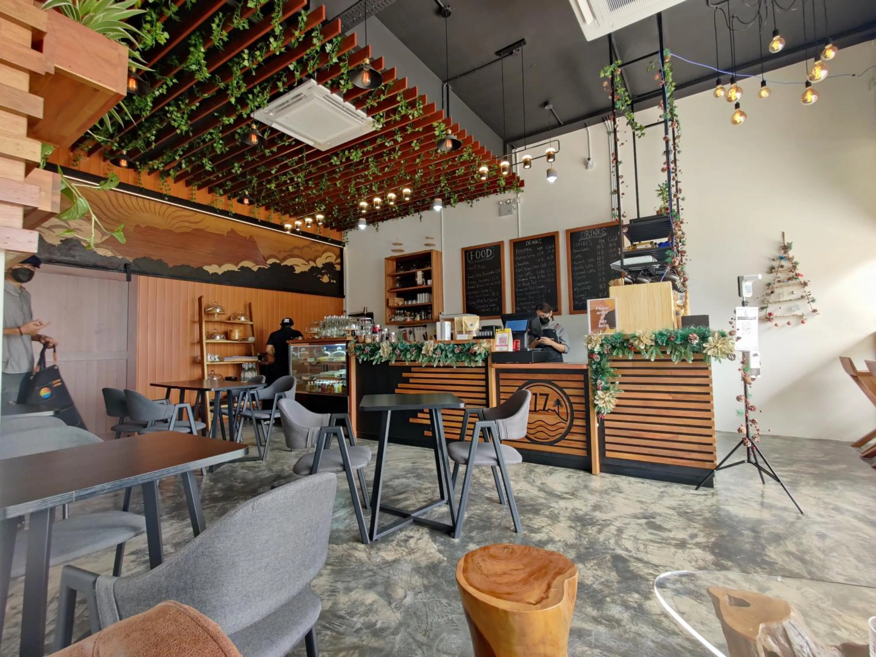 Restaurant/places to eat in Hotel 17