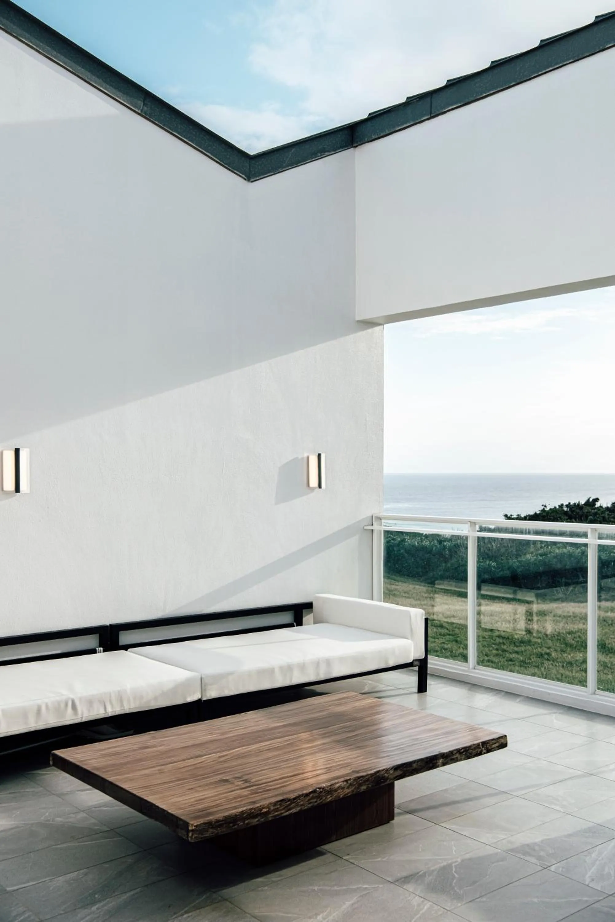 Balcony/Terrace in Sunlight On the Peninsula