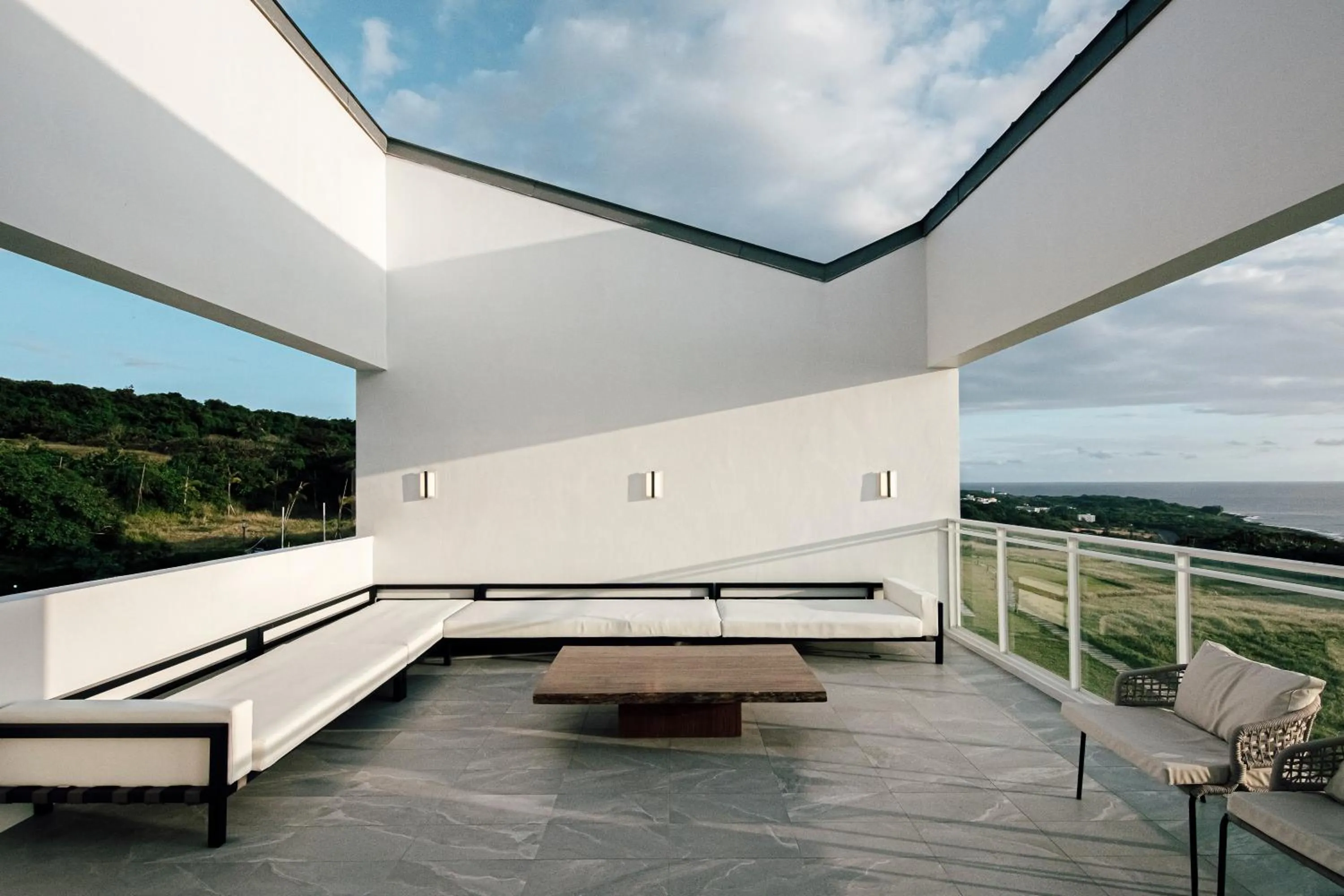Balcony/Terrace in Sunlight On the Peninsula