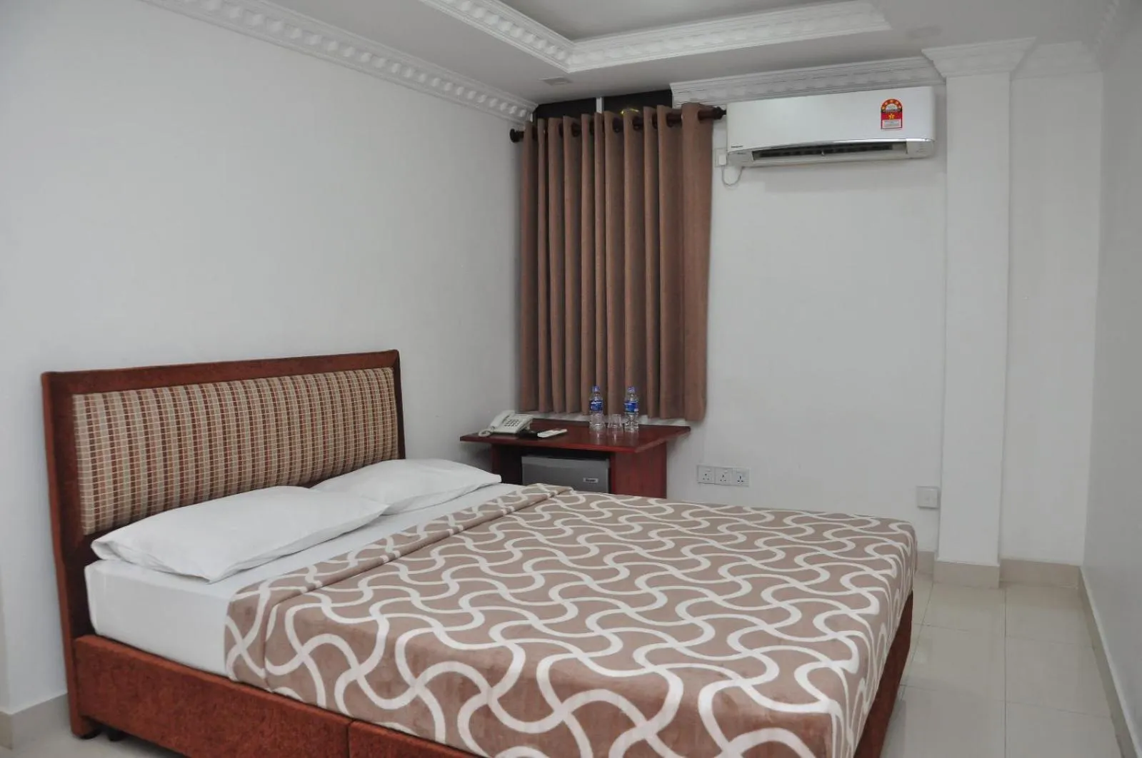 Photo of the whole room, Bed in Saasha City Hotel