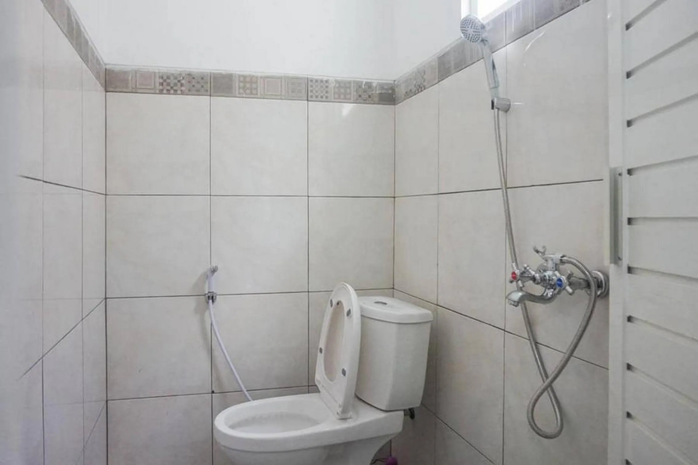 Shower in RedDoorz Plus near Taman Rekreasi Selecta 2