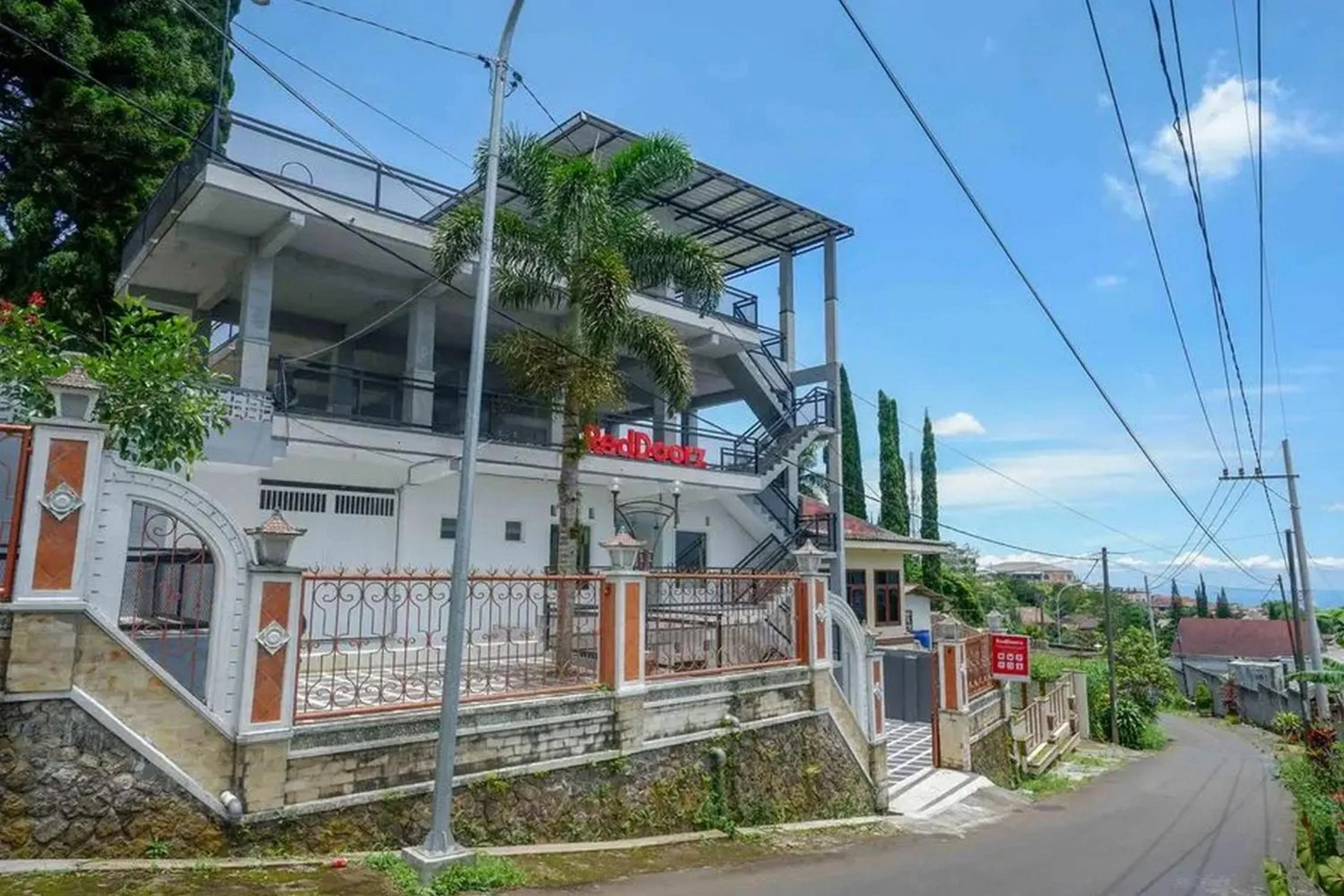 Property building in RedDoorz Plus near Taman Rekreasi Selecta 2