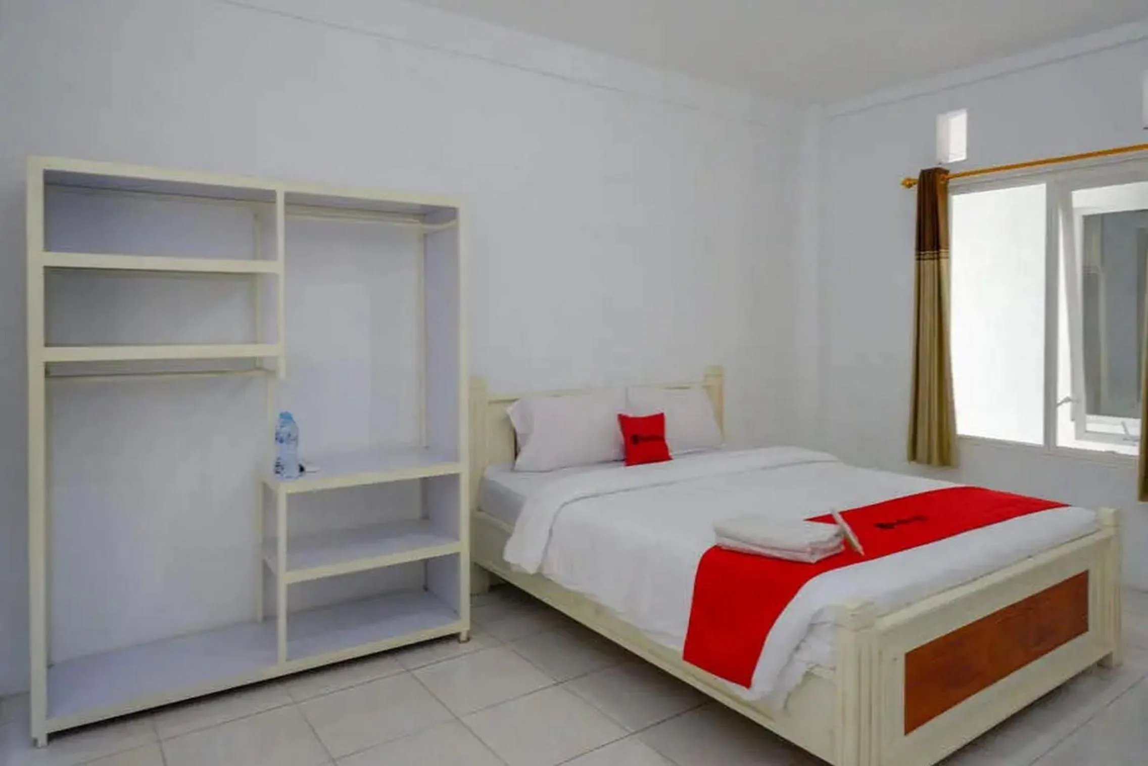 Bedroom, Bed in RedDoorz Plus near Taman Rekreasi Selecta 2