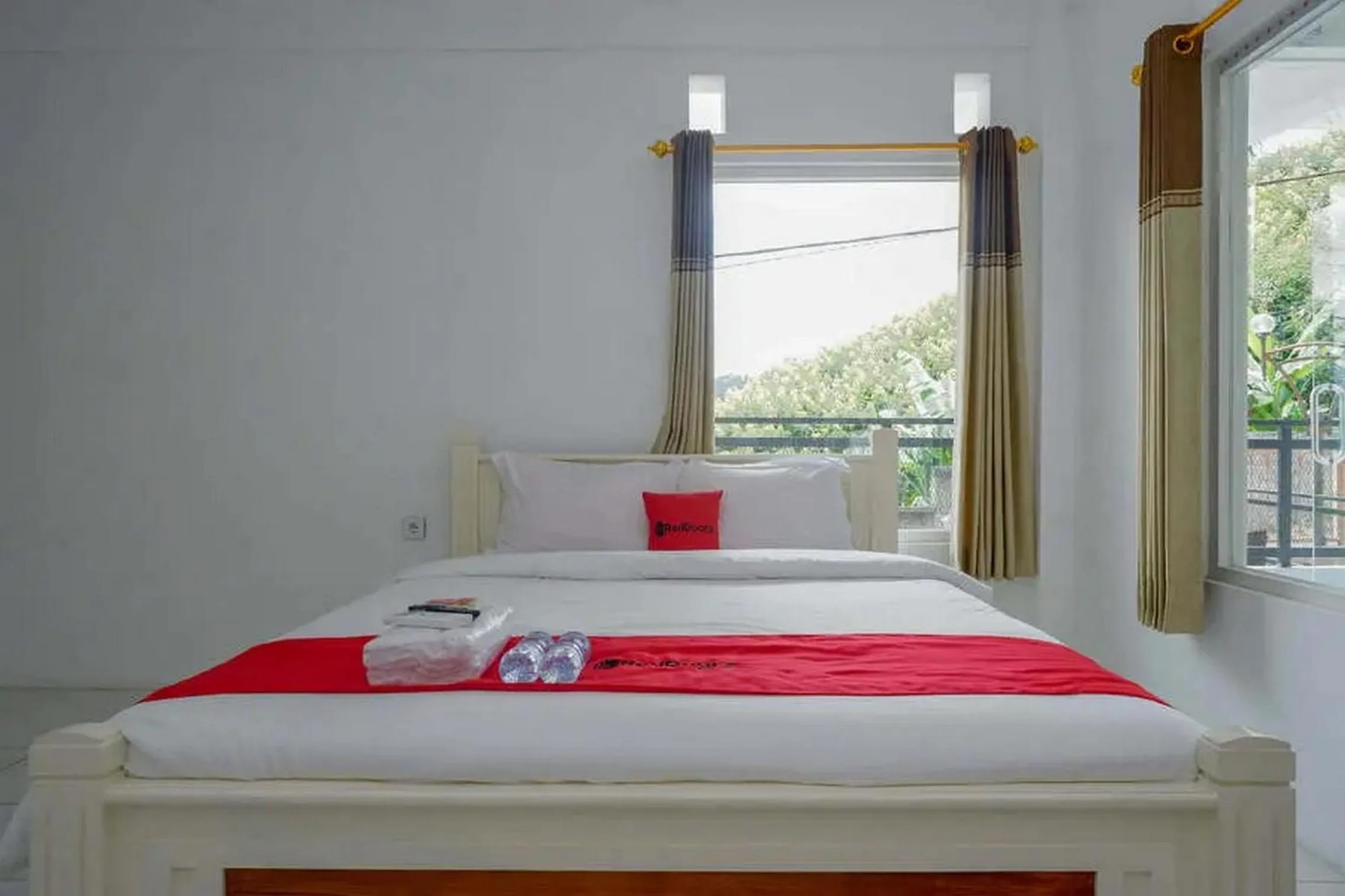 Bedroom, Bed in RedDoorz Plus near Taman Rekreasi Selecta 2