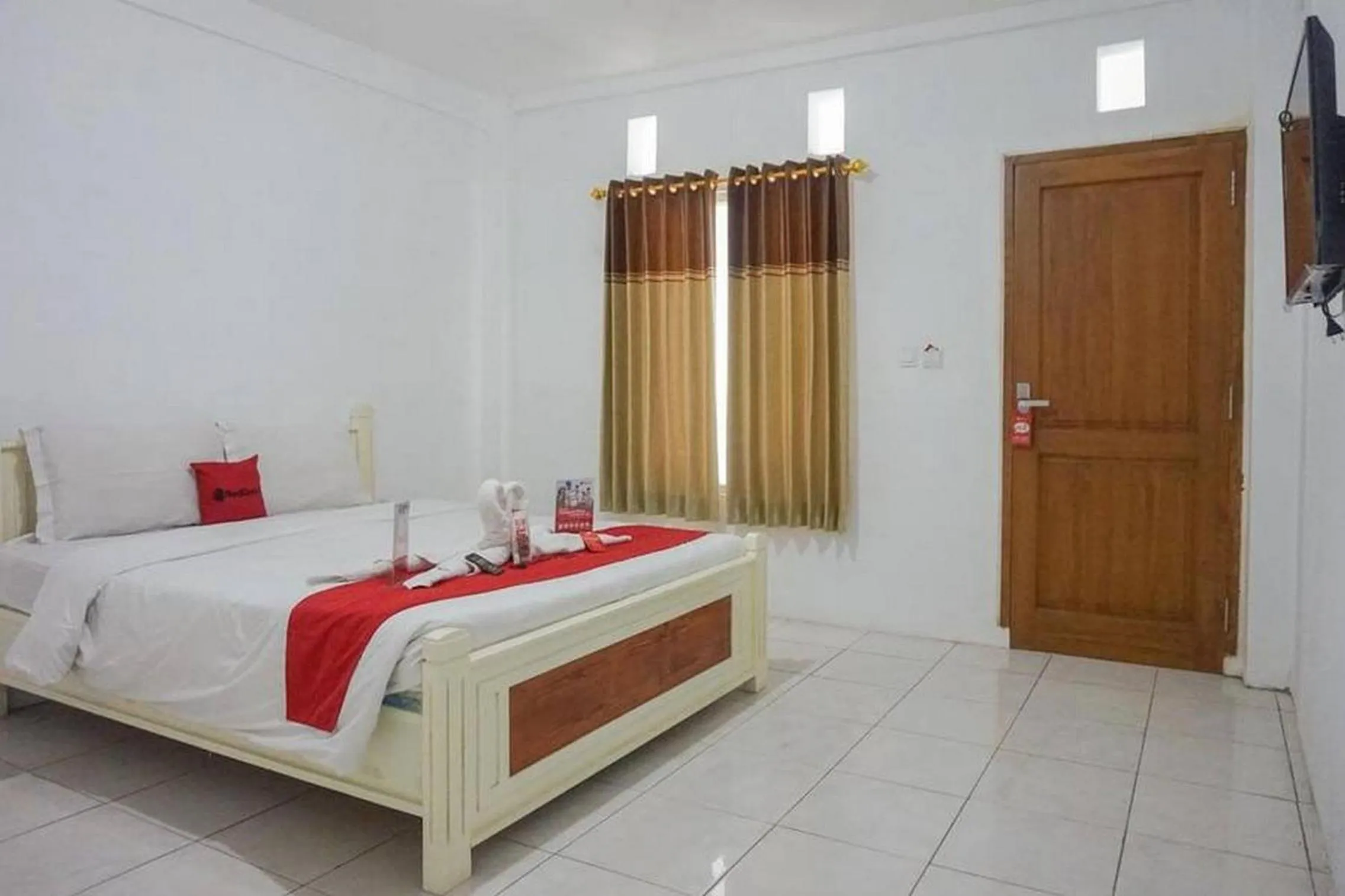 Bed in RedDoorz Plus near Taman Rekreasi Selecta 2