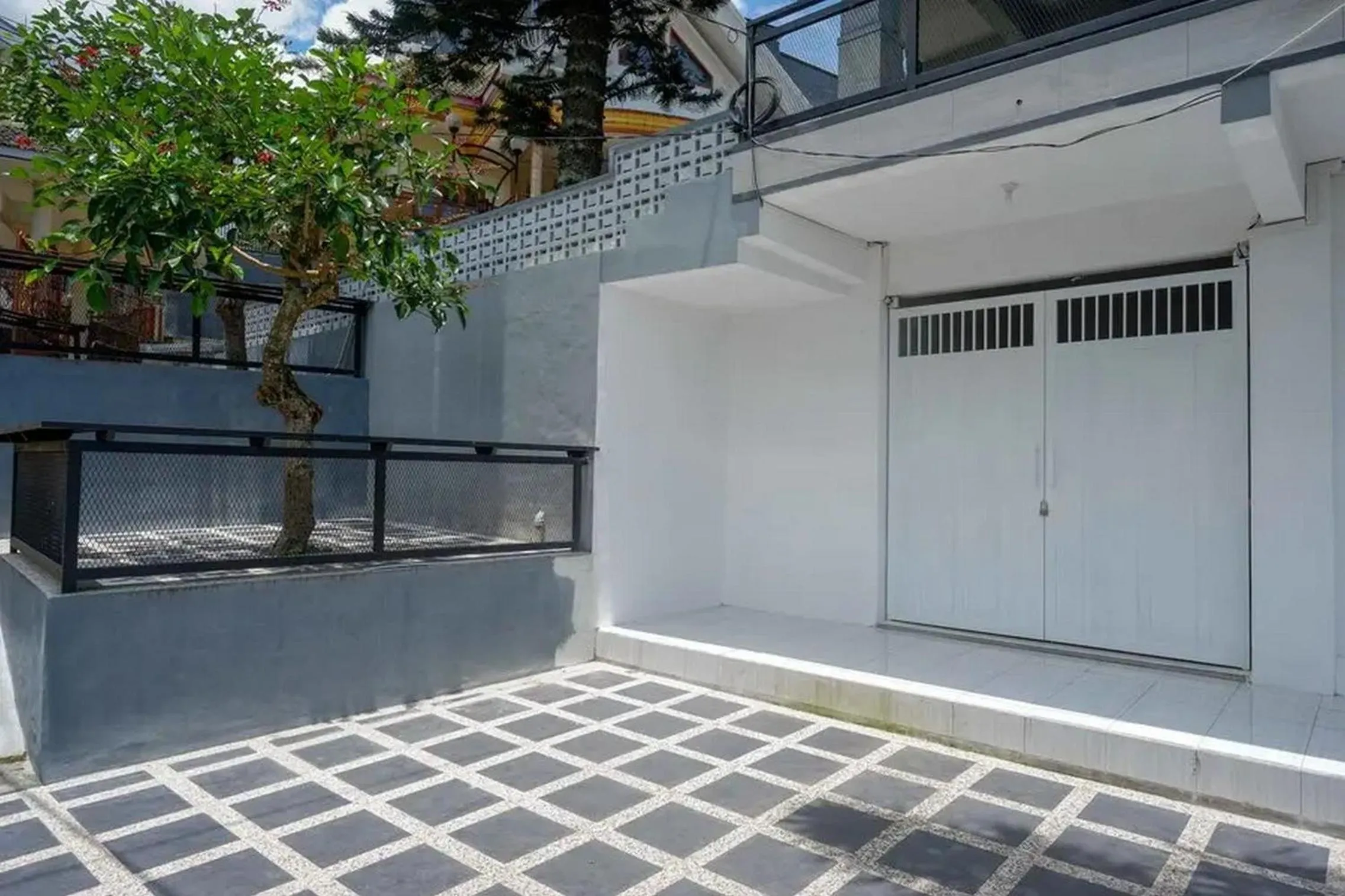 Property building in RedDoorz Plus near Taman Rekreasi Selecta 2