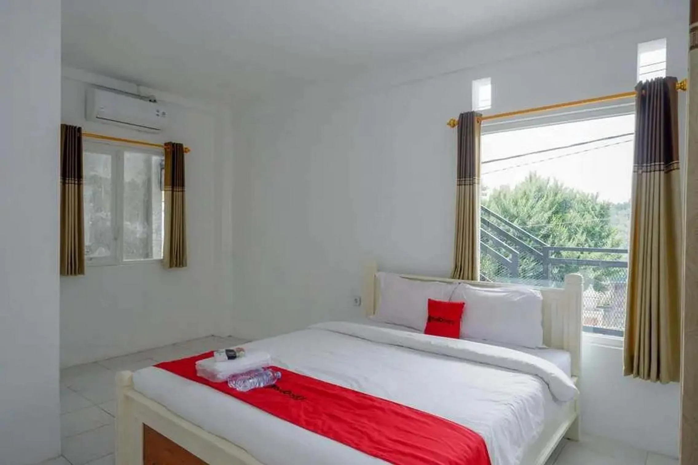 Bedroom, Bed in RedDoorz Plus near Taman Rekreasi Selecta 2