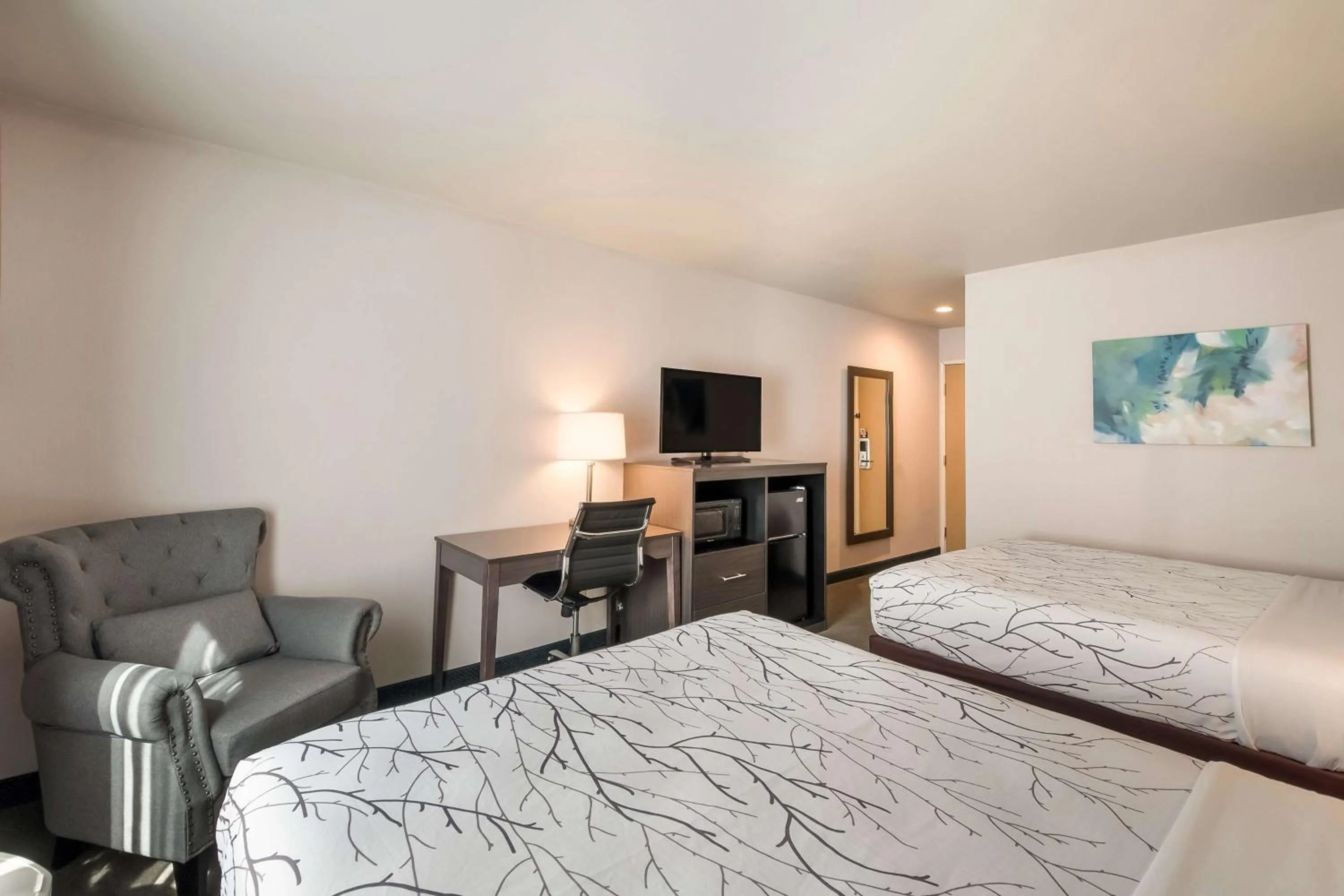 Bedroom, Bed in SureStay Plus Hotel by Best Western SeaTac Airport