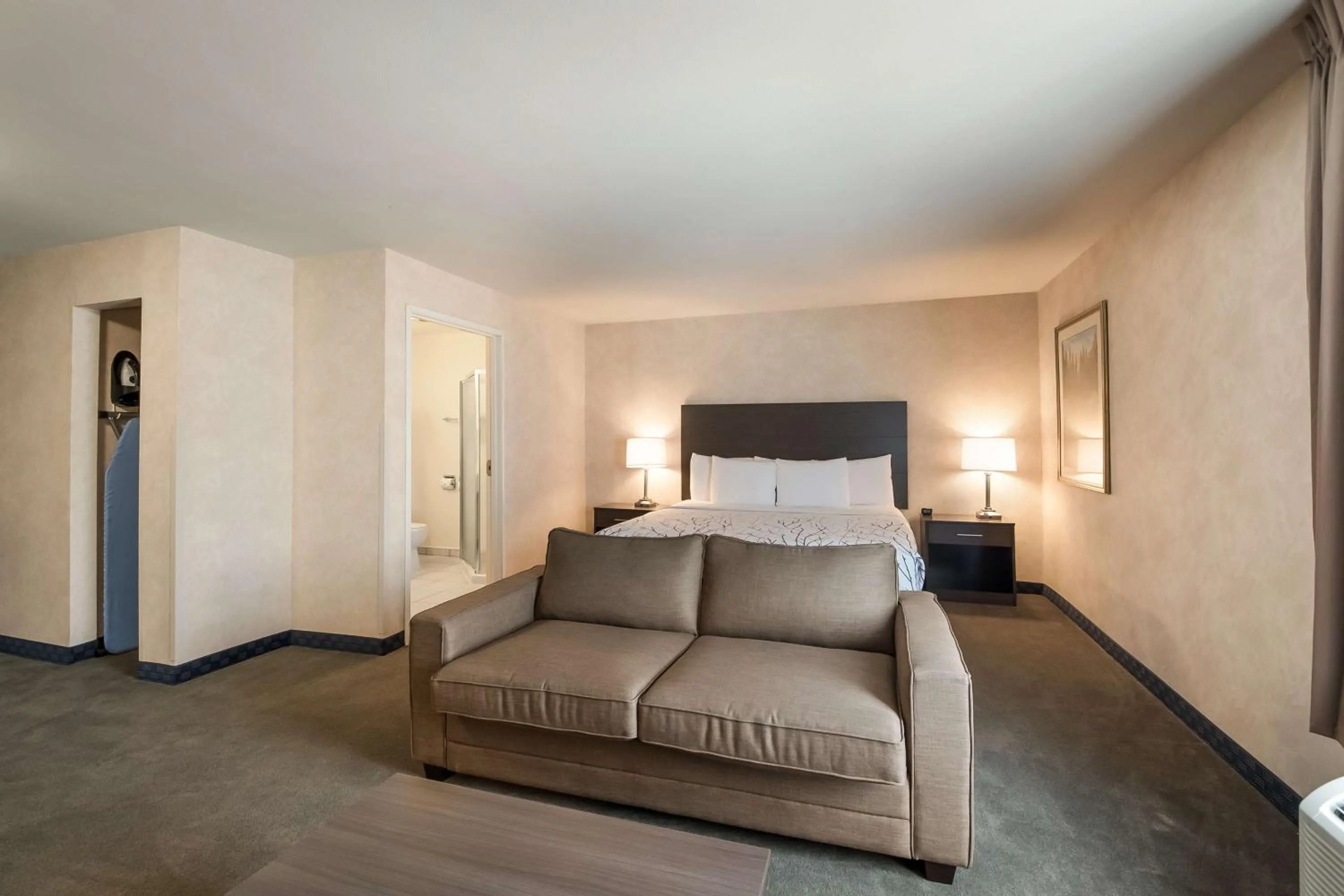 Bedroom, Bed in SureStay Plus Hotel by Best Western SeaTac Airport