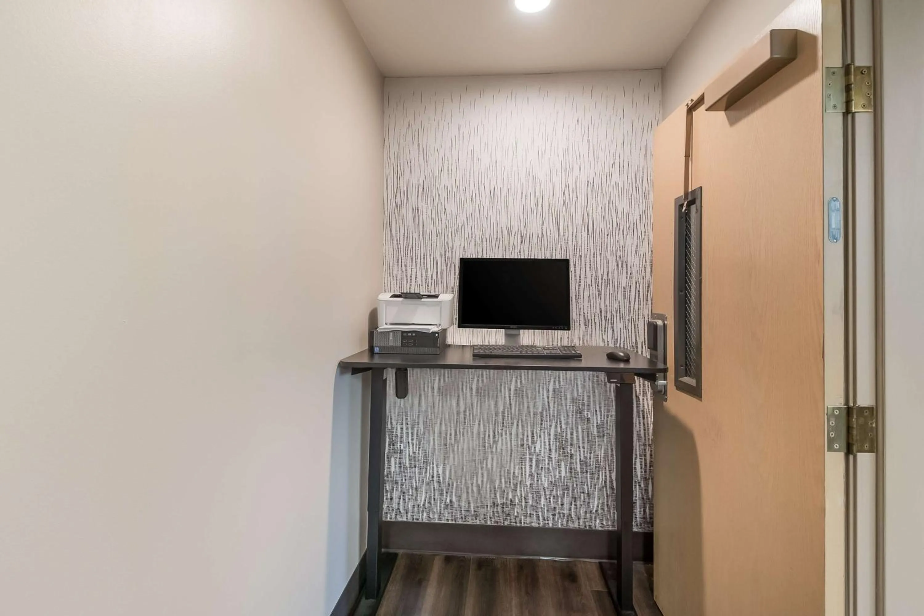 Business facilities in SureStay Plus Hotel by Best Western SeaTac Airport
