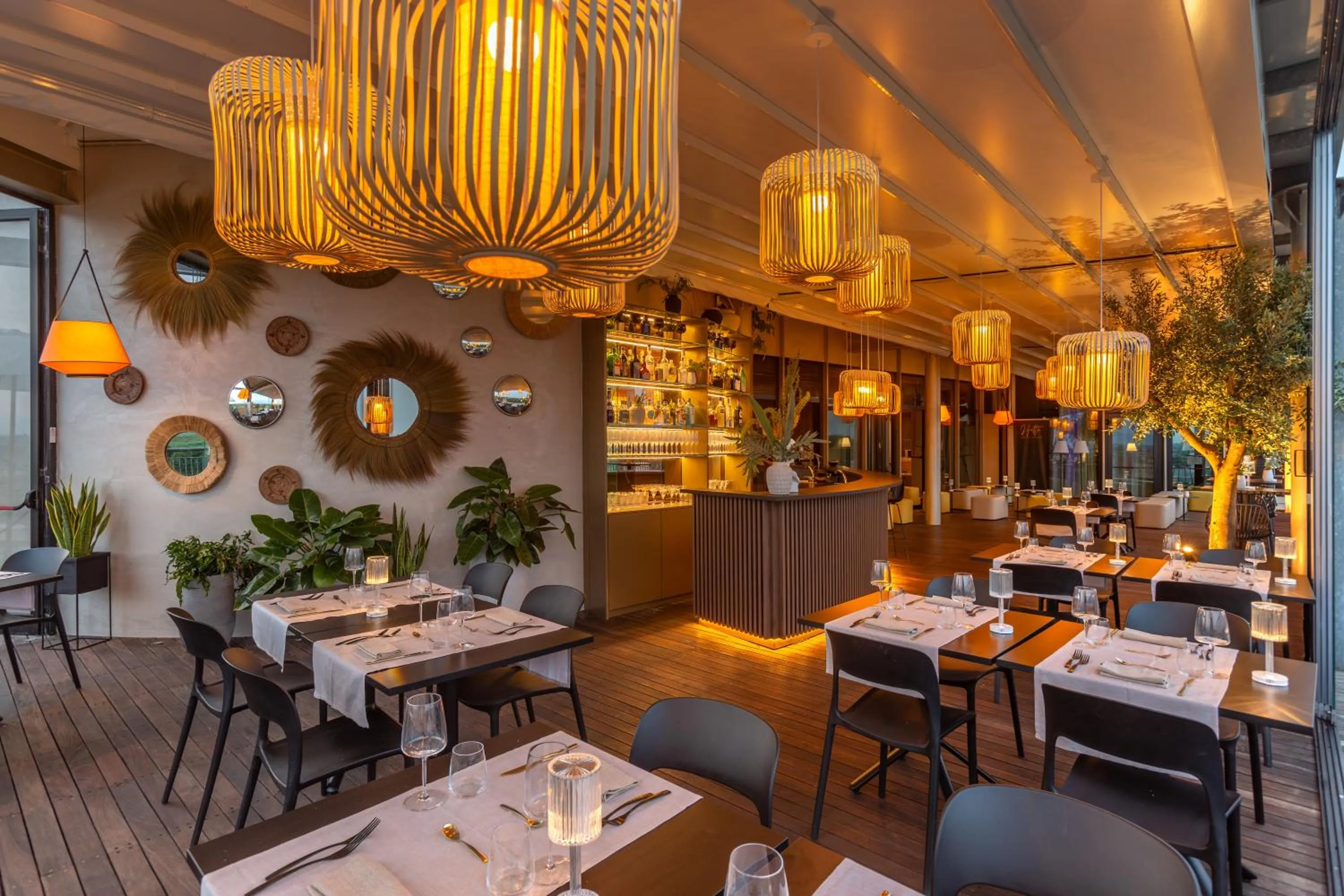 Restaurant/places to eat in NEW IPOINT HOTEL