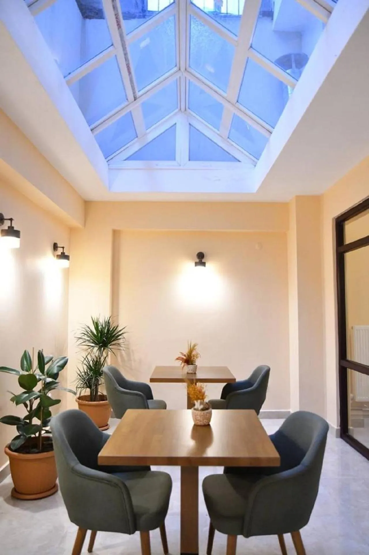 Restaurant/places to eat in Hotel Mavirem