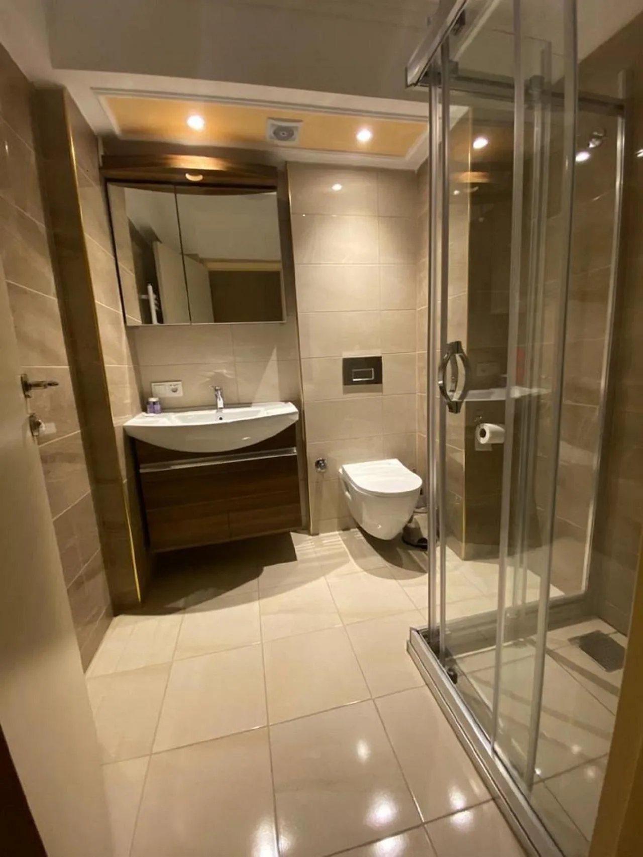 Shower in Hotel Mavirem