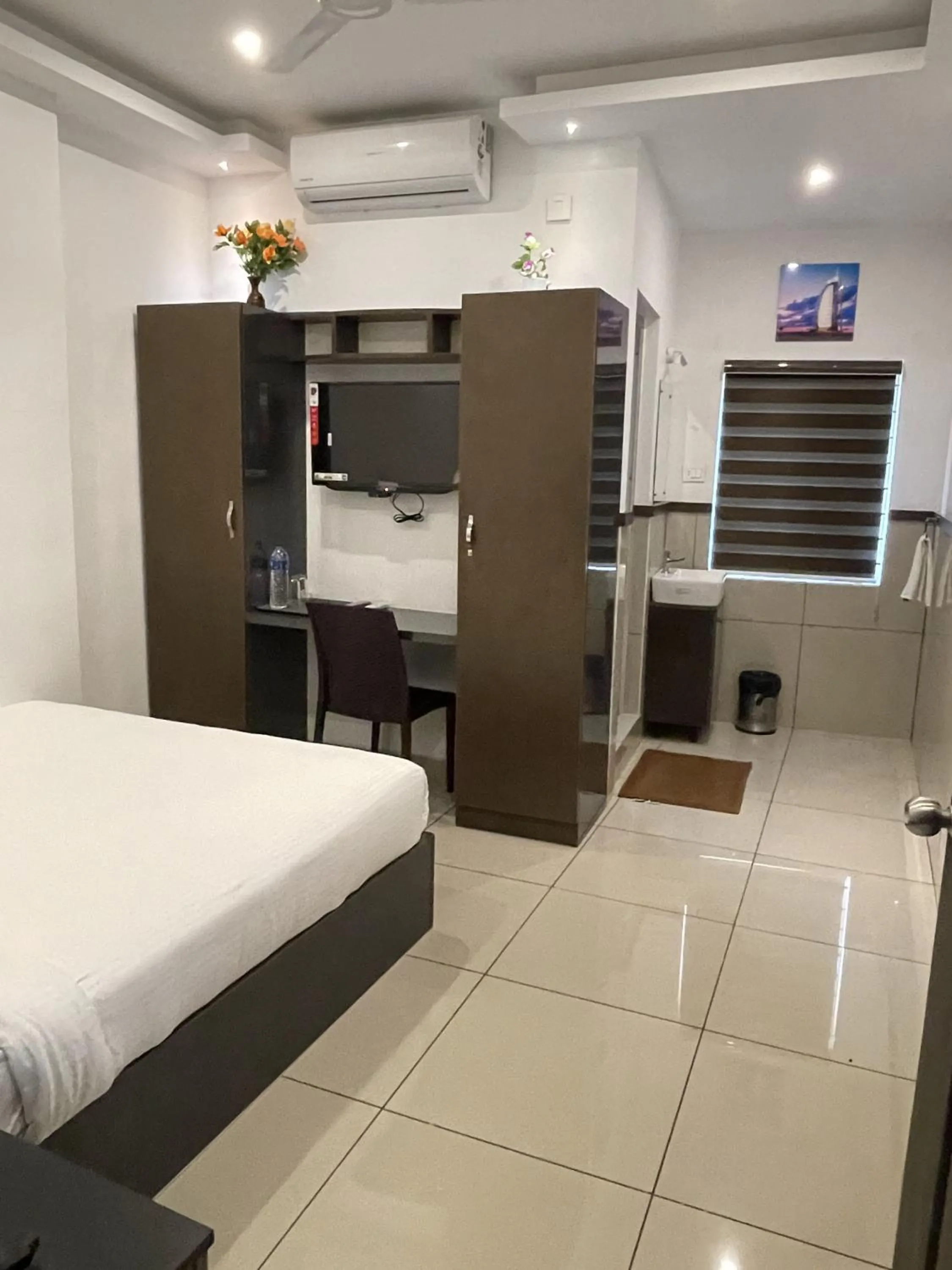 Photo of the whole room, Bed in ABUDHABI RESIDENCY