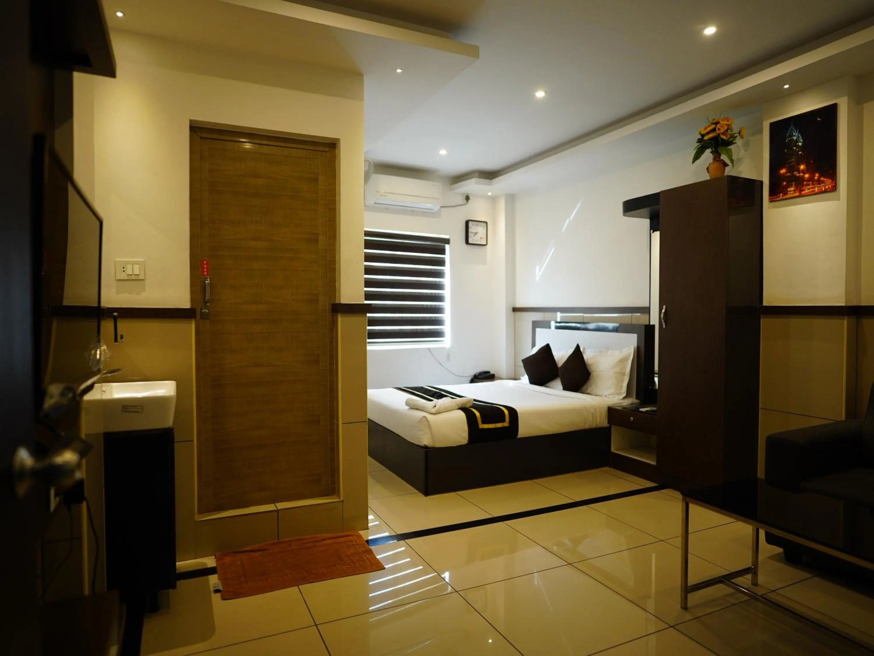 Bed in ABUDHABI RESIDENCY