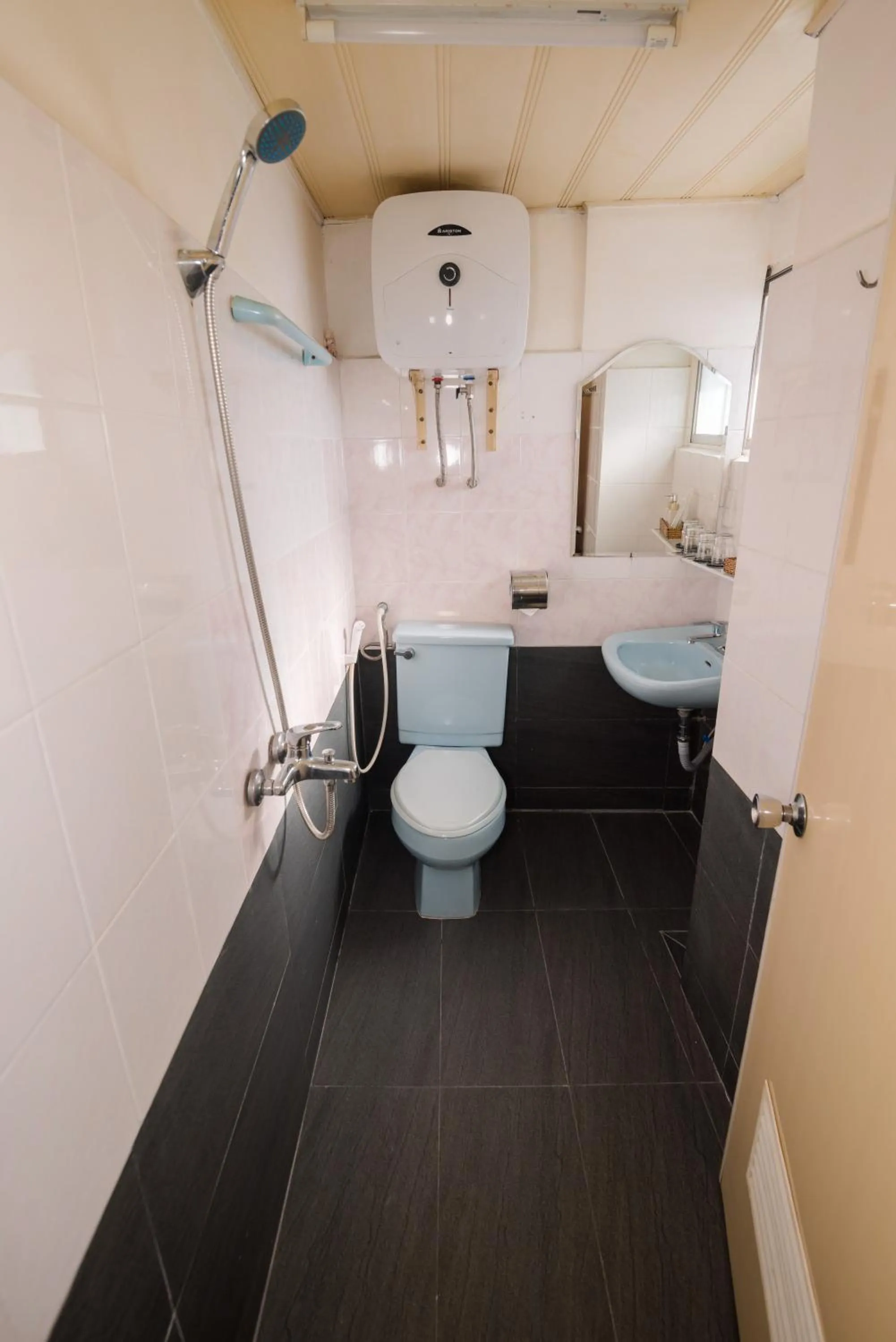 Shower in ANH ĐÀO HOTEL