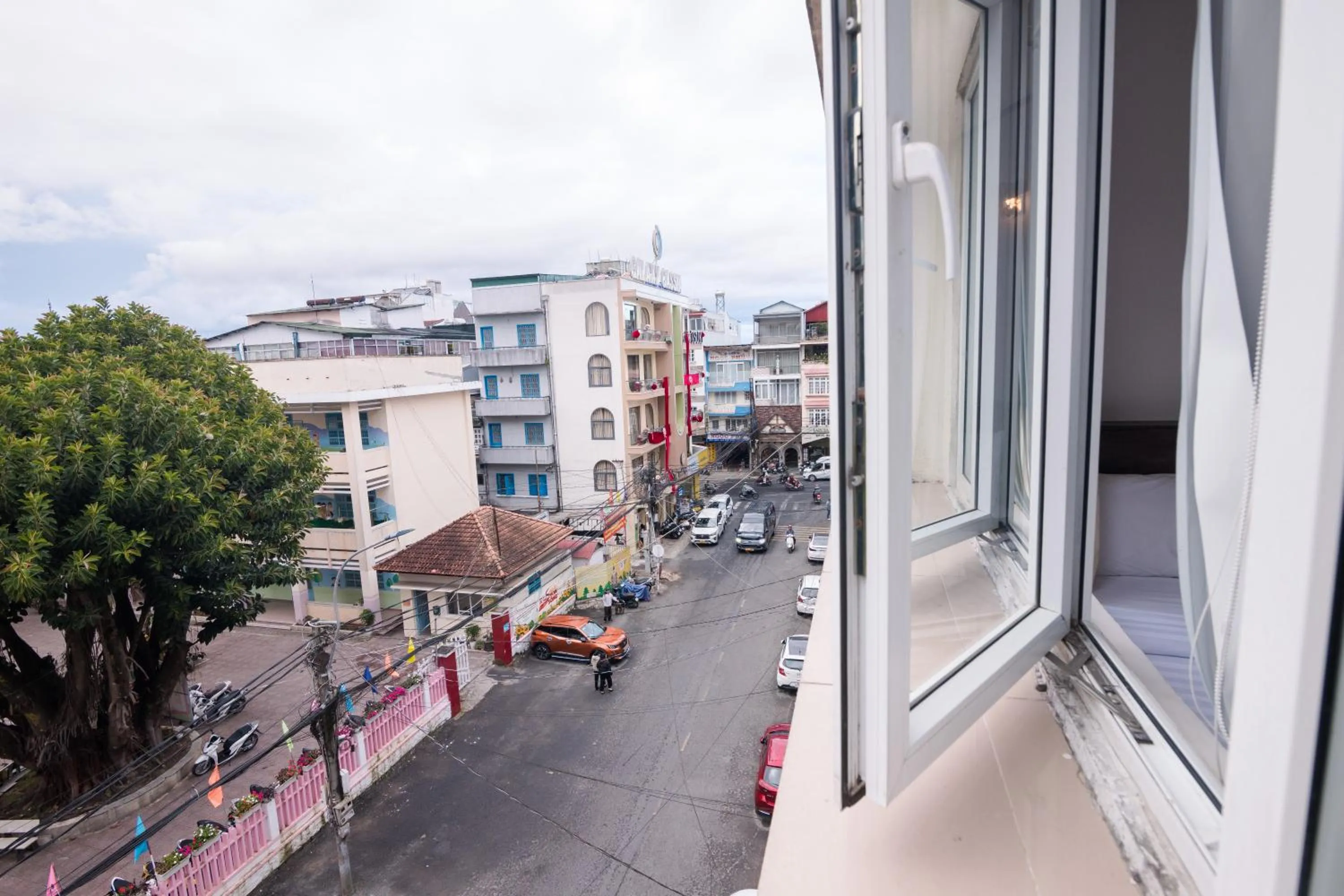 City view in ANH ĐÀO HOTEL
