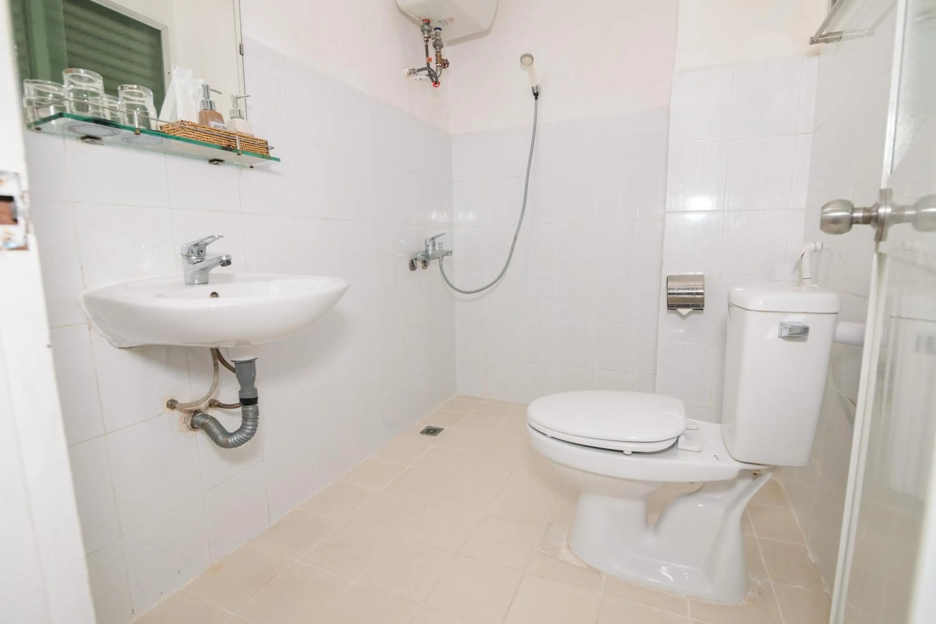 Shower in ANH ĐÀO HOTEL